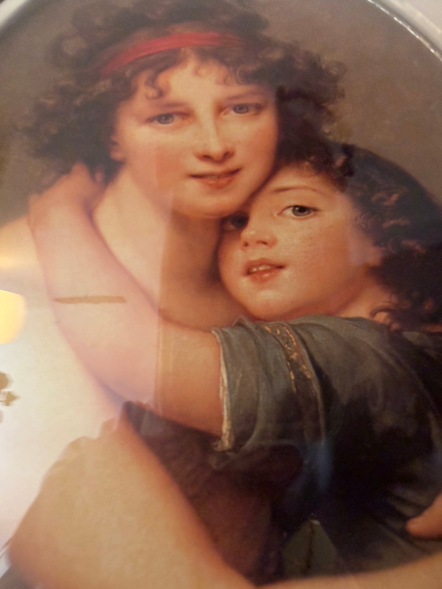 Prent moeder en kind in ovale lijst met bol glas