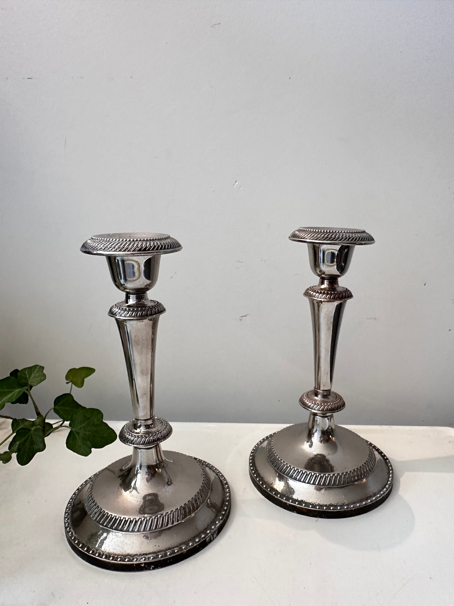 Verzilverde kandelaars (prijs per stuk)