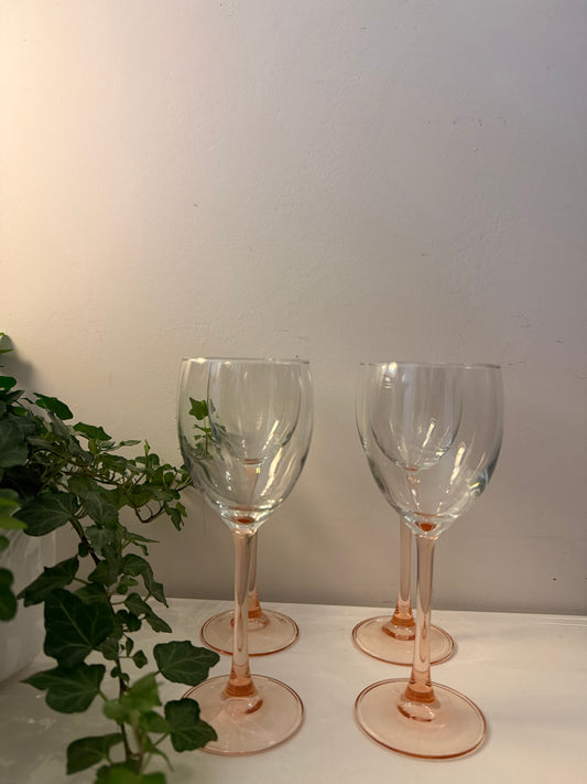 Set van 4 wijnglazen op roze oranje voet
