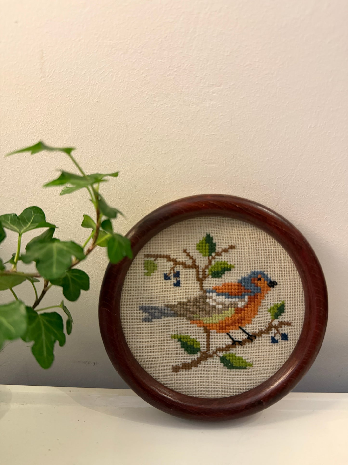 Vintage borduurwerkje in rond lijstje