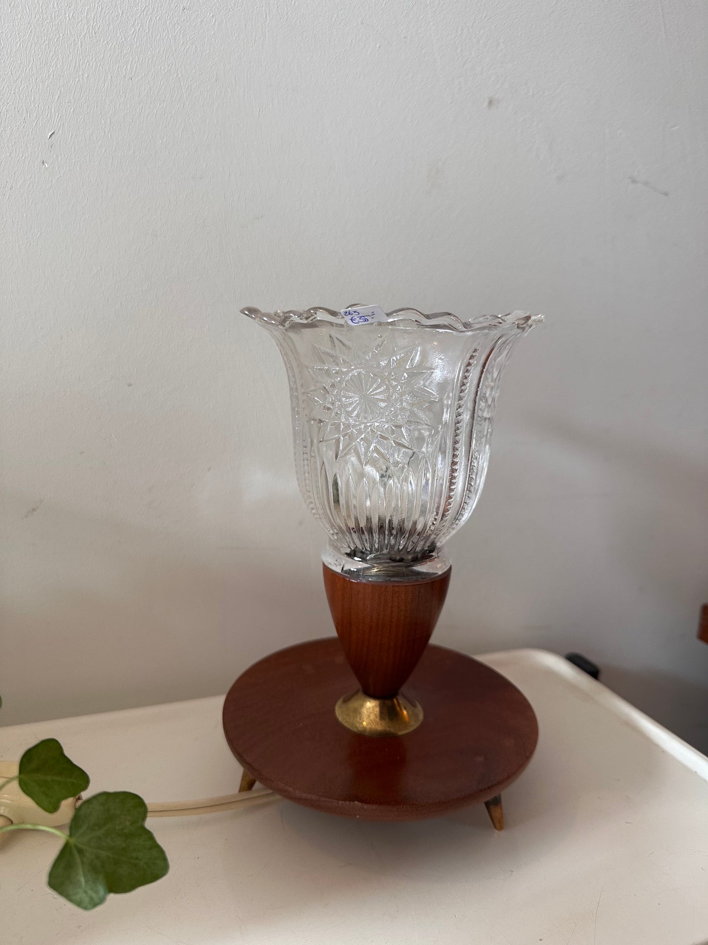 Tafellampje van hout en glas