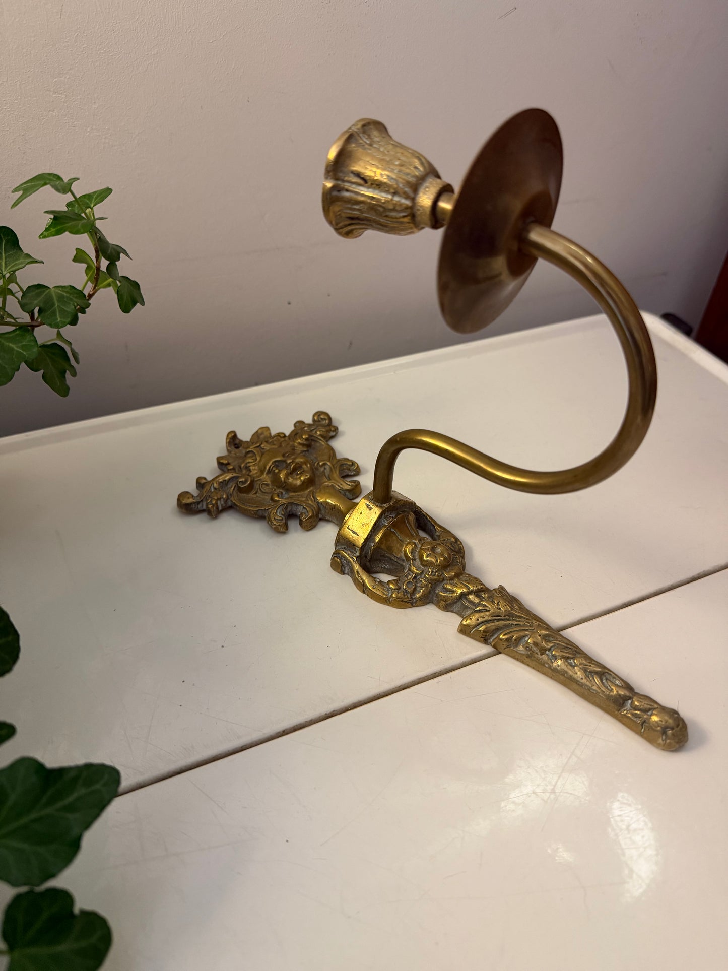 Messing wandkandelaar met ornament