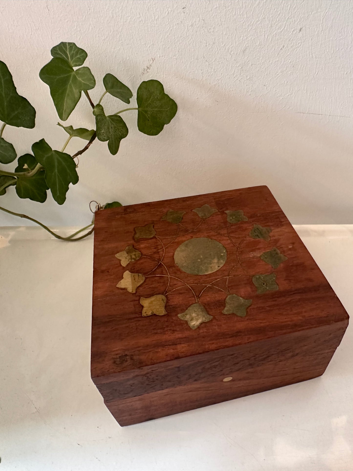 Houten bewaardoosje met messing inleg