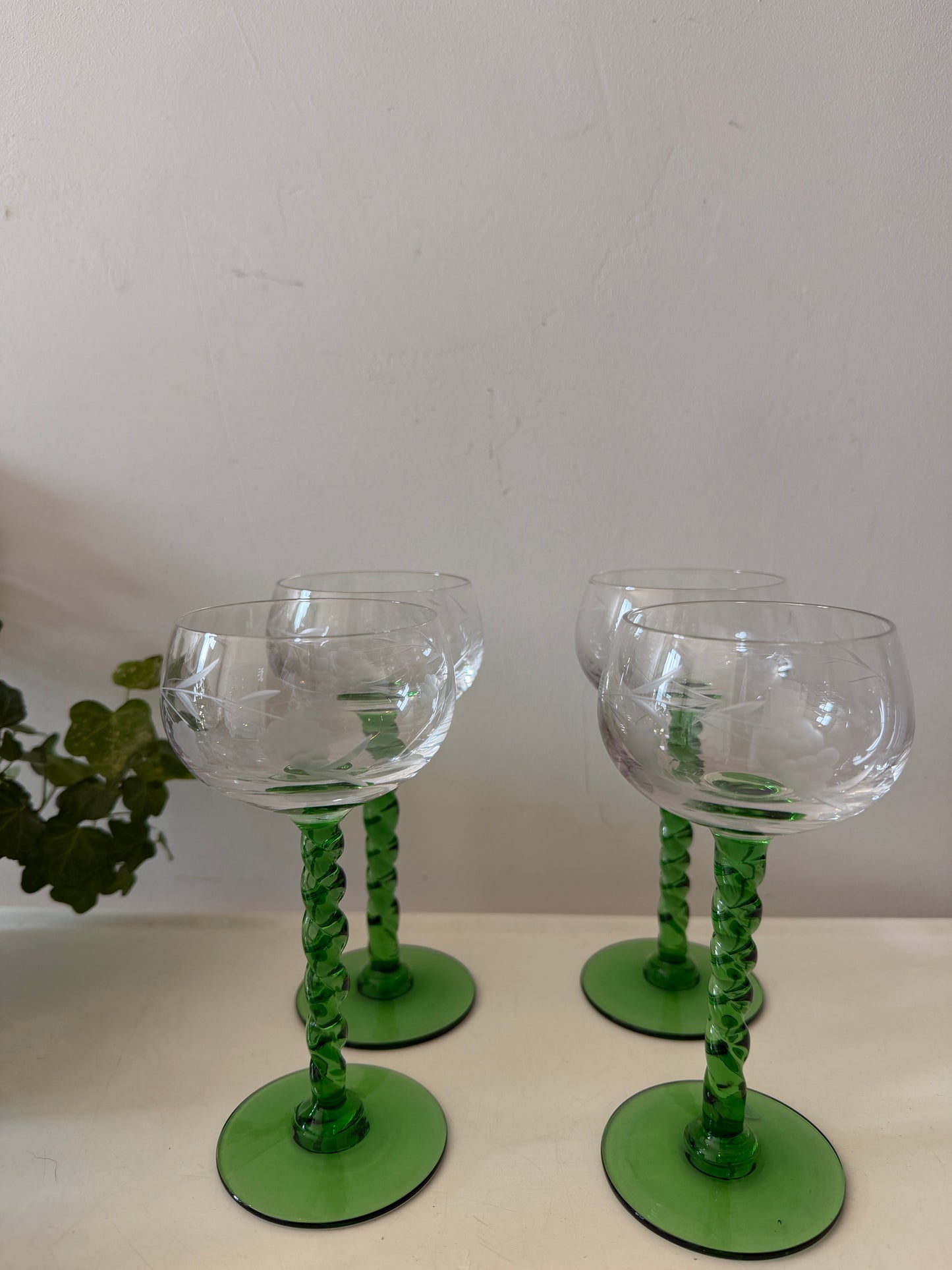 Set van 4 glazen op groene voet