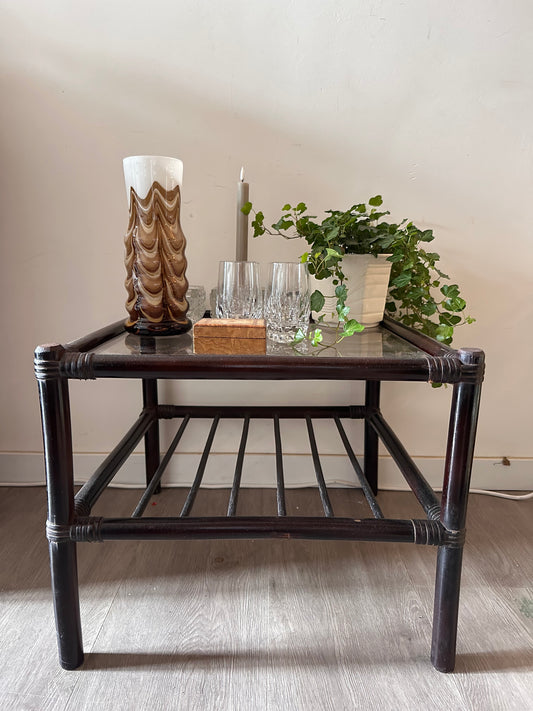 Rotan tafeltje met glazen blad