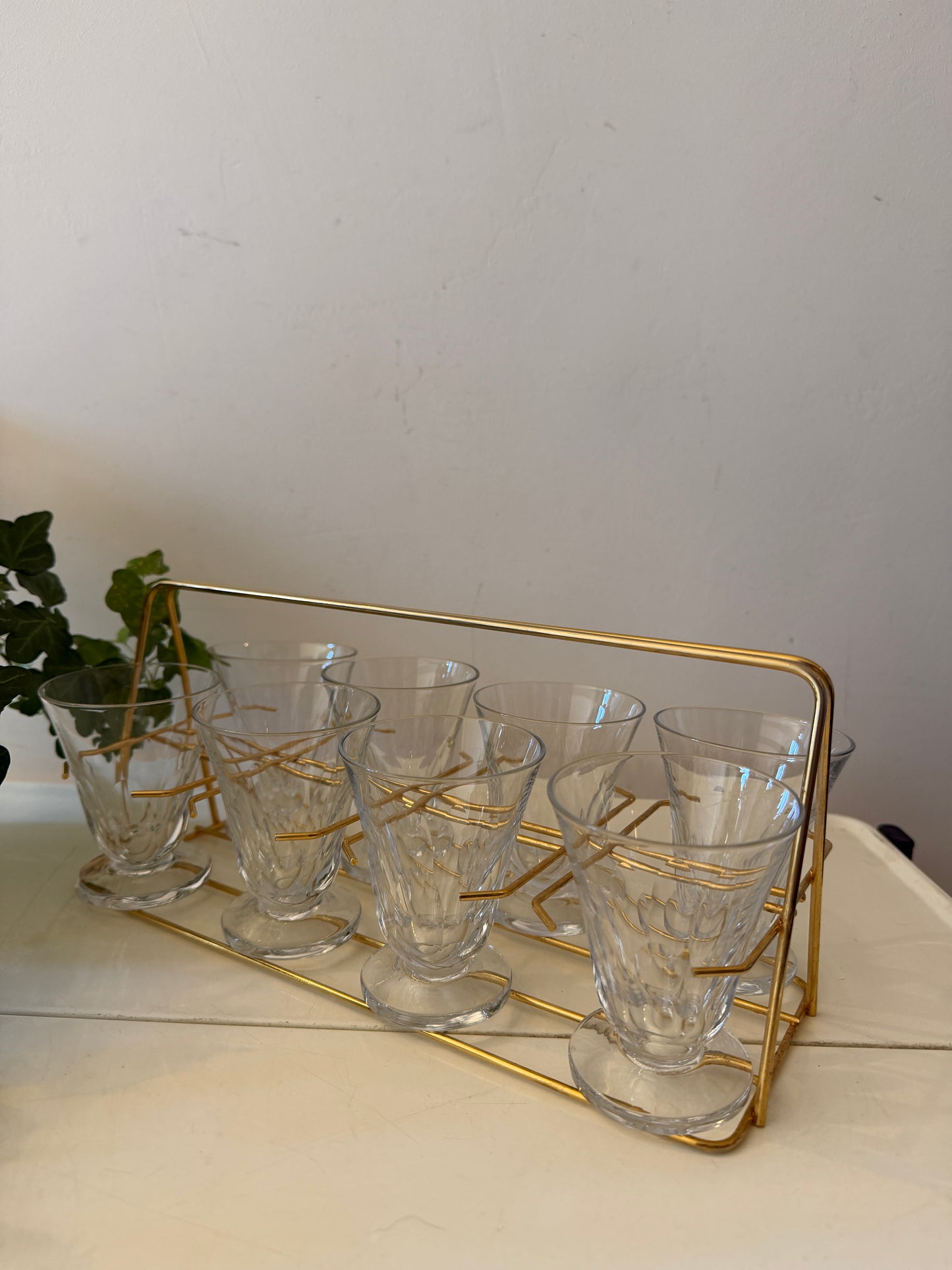 Set van 8 waterglazen in messing houder jaren 50