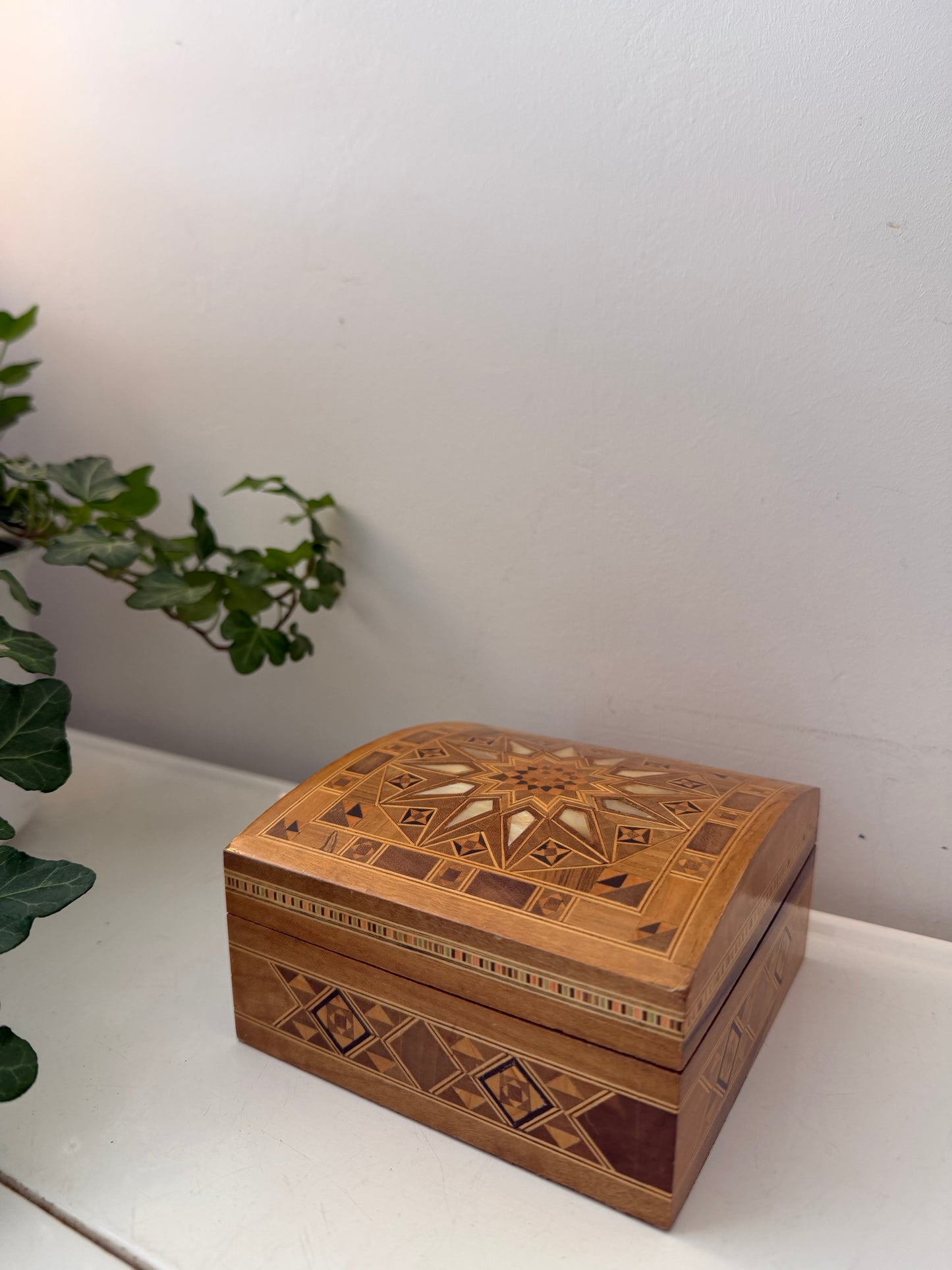 Houten bewaardoos met sterpatroon