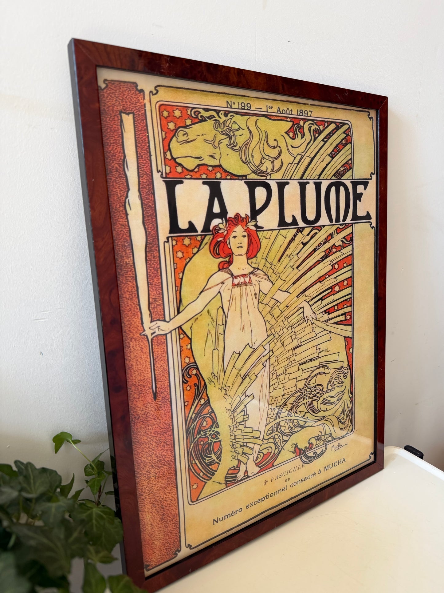 Art Nouveau prent La Plume in houten lijst