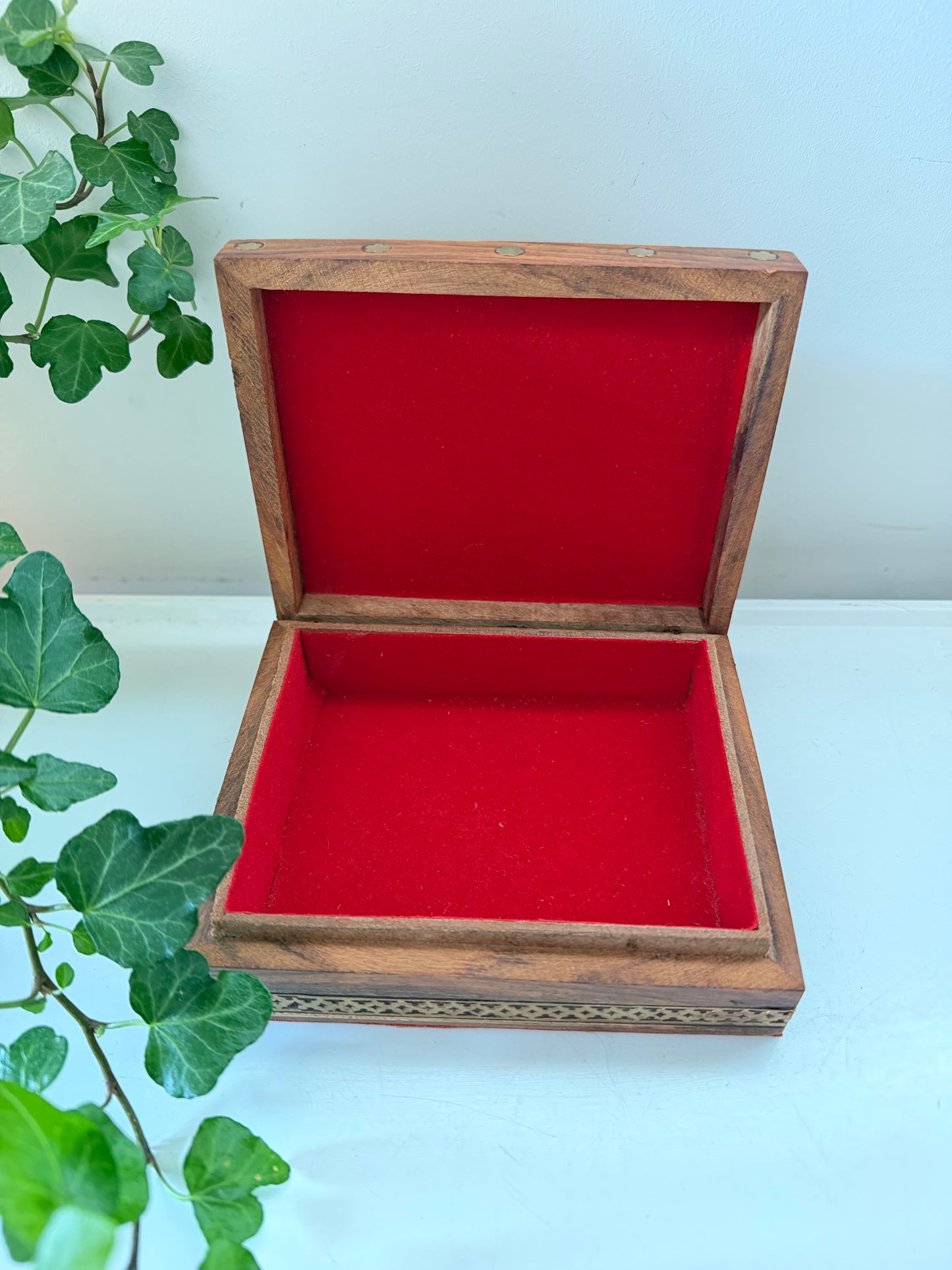 Vintage bewaardoosje met afbeelding en messing details
