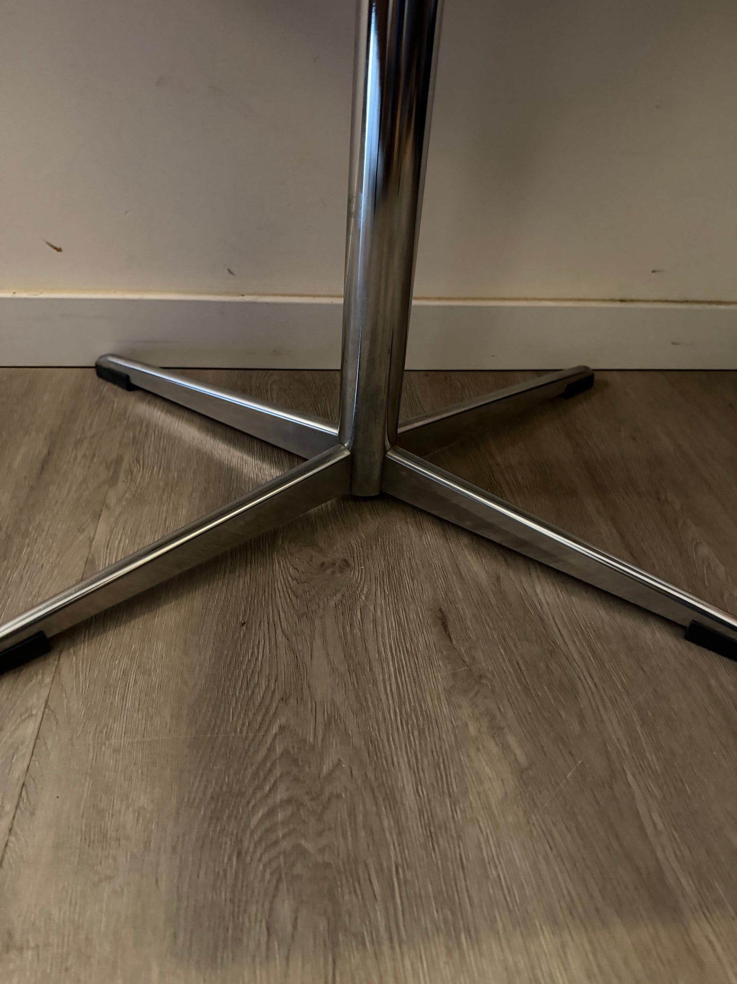 Bijzettafeltje met wit blad en chroom poot