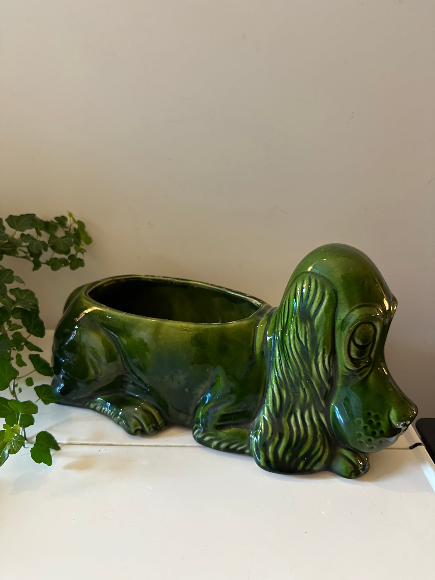 Keramieken bloempot in de vorm van een hond