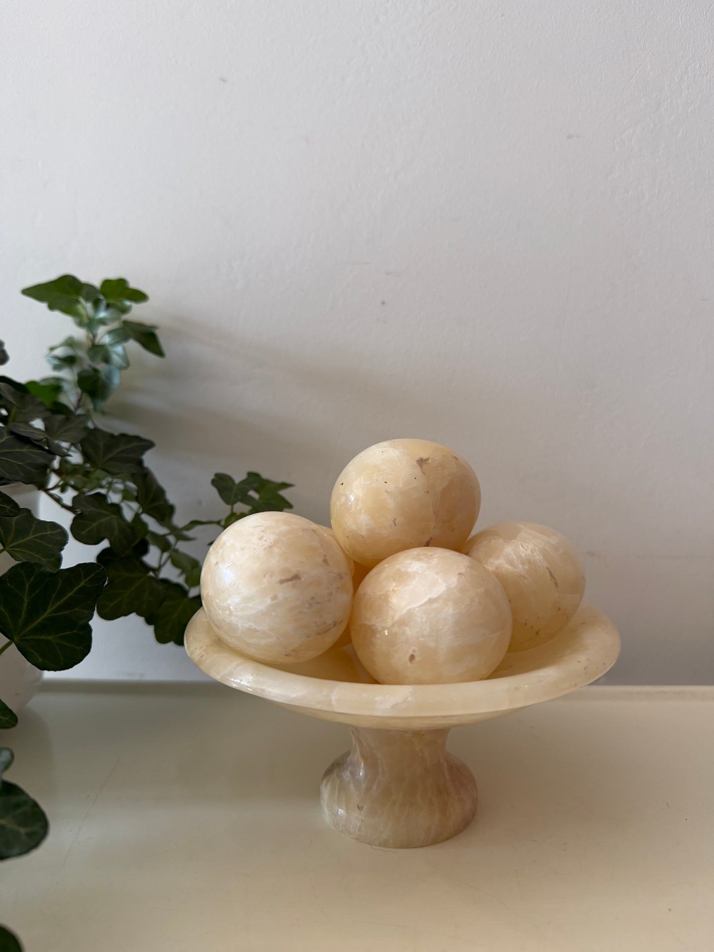 Italiaans albast schaal met 6 bollen