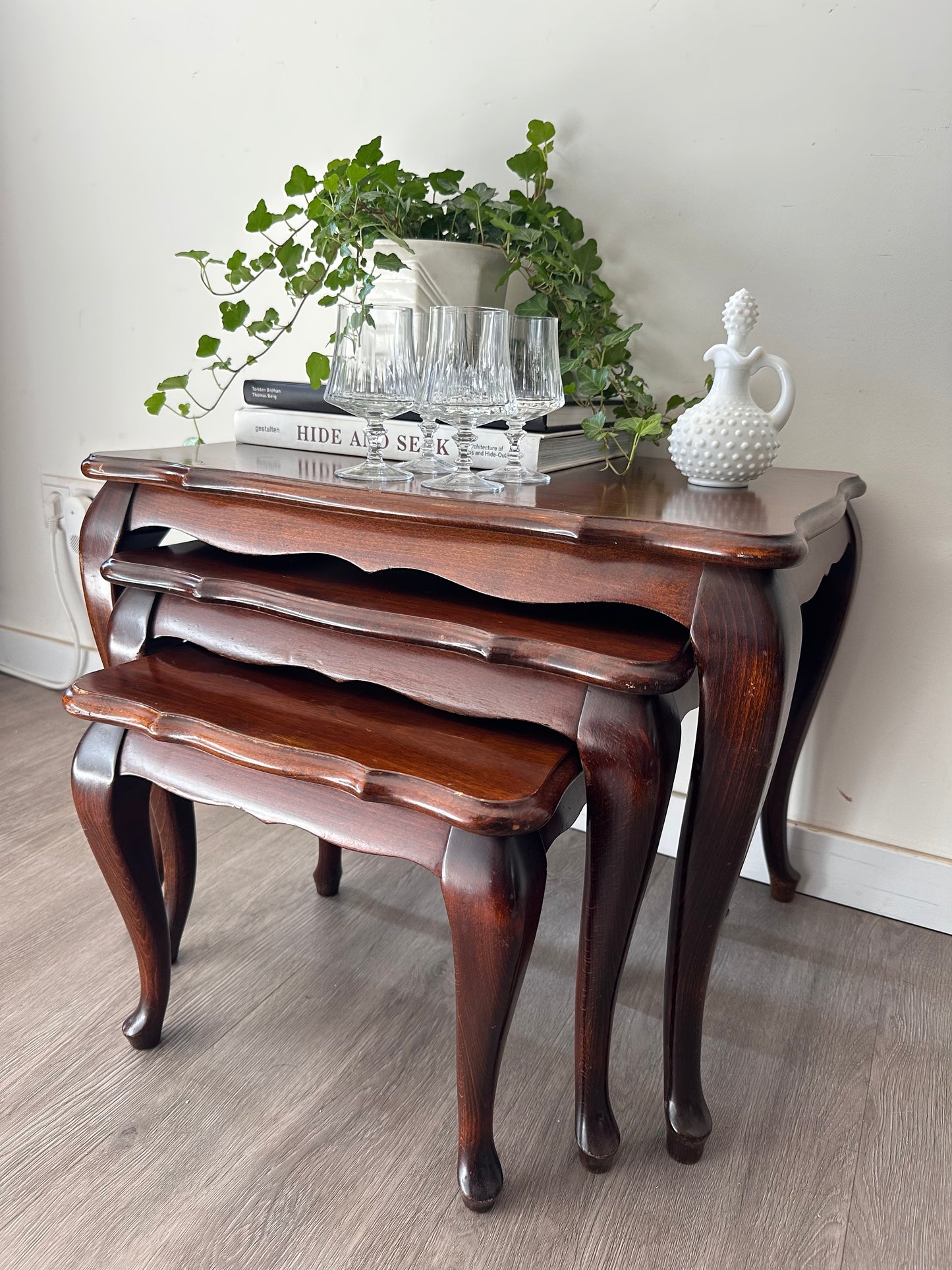 Nesting tables queen Ann stijl
