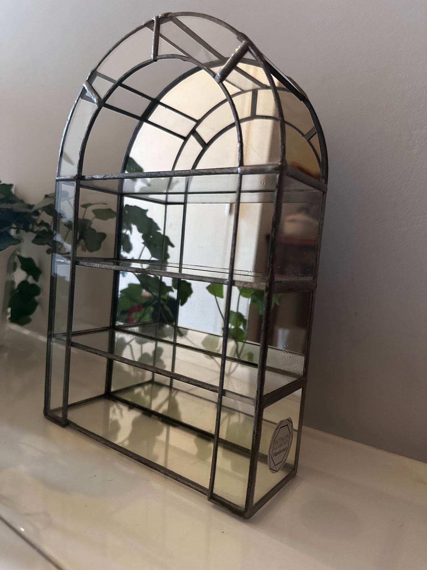 Glazen vitrinekastje met metaal