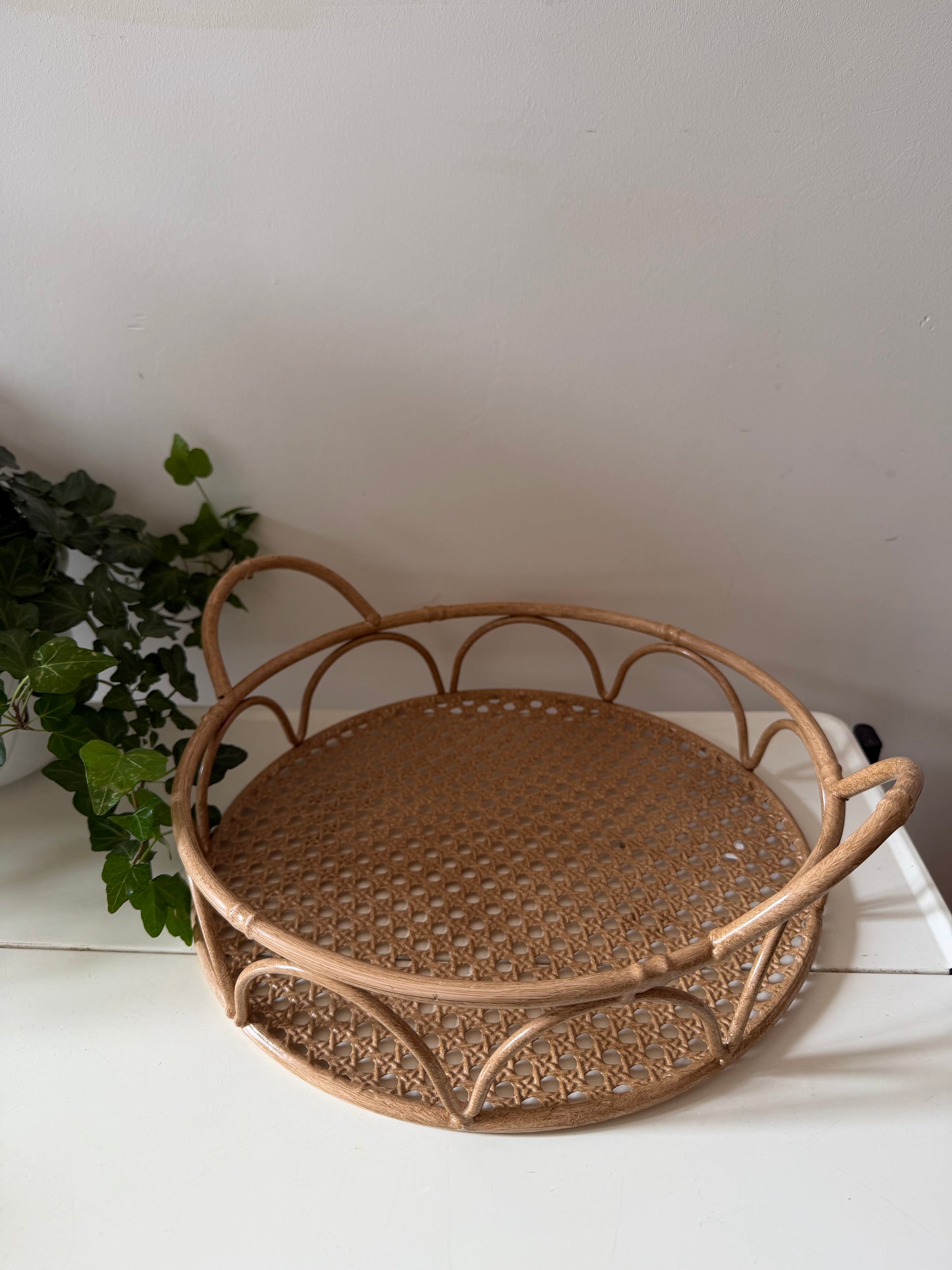 Rond metalen dienblad met rotan look