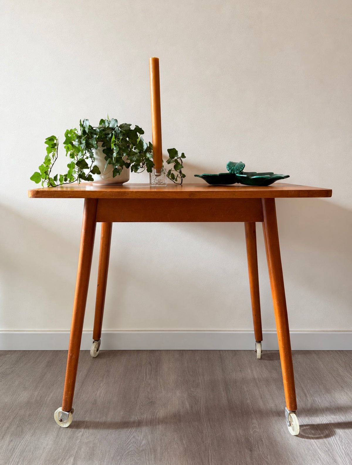 Mid Century tafeltje op wieltjes