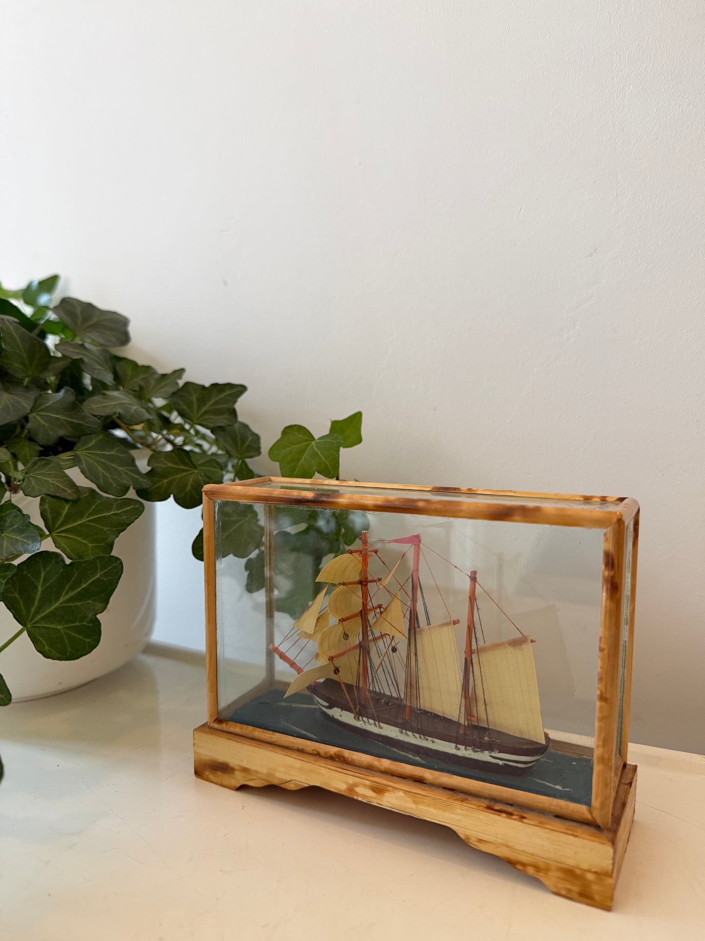 Miniatuur scheepje in vitrine
