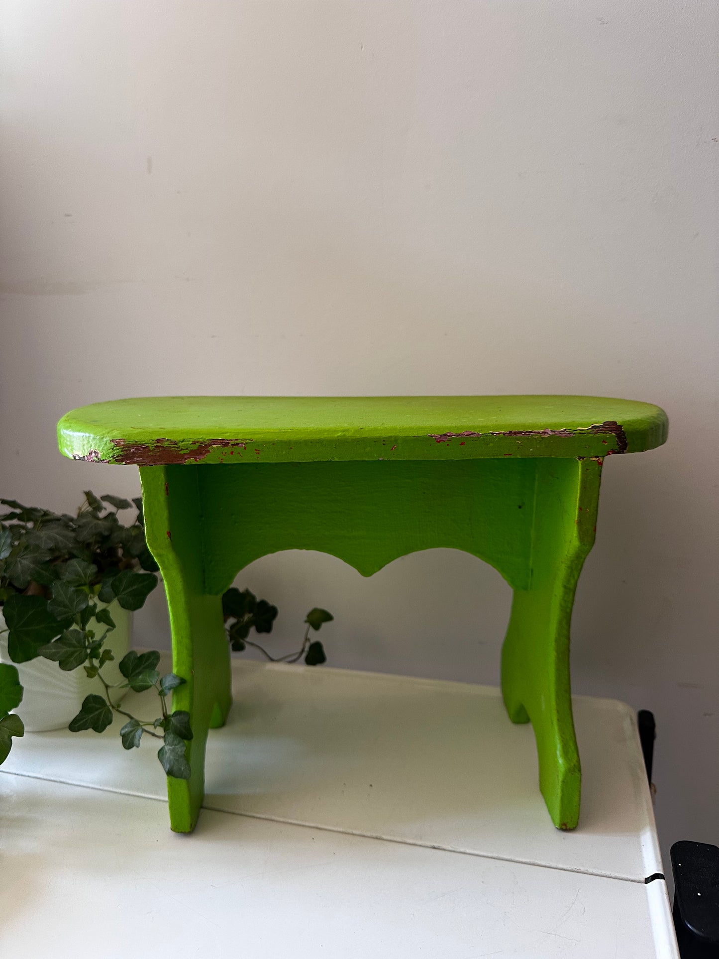 Lime groen brocante krukje