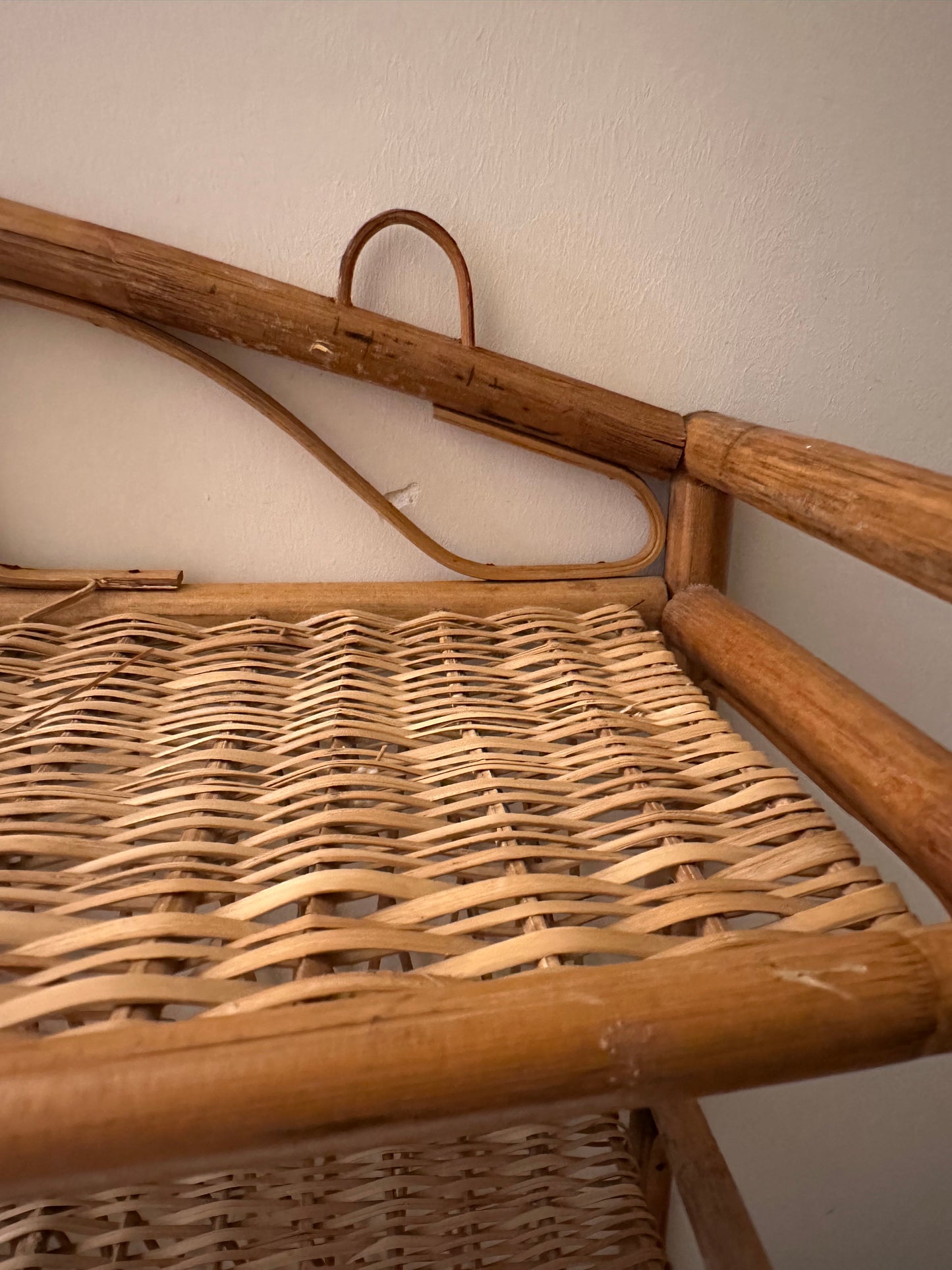 Rotan wandrek met 3 legplanken