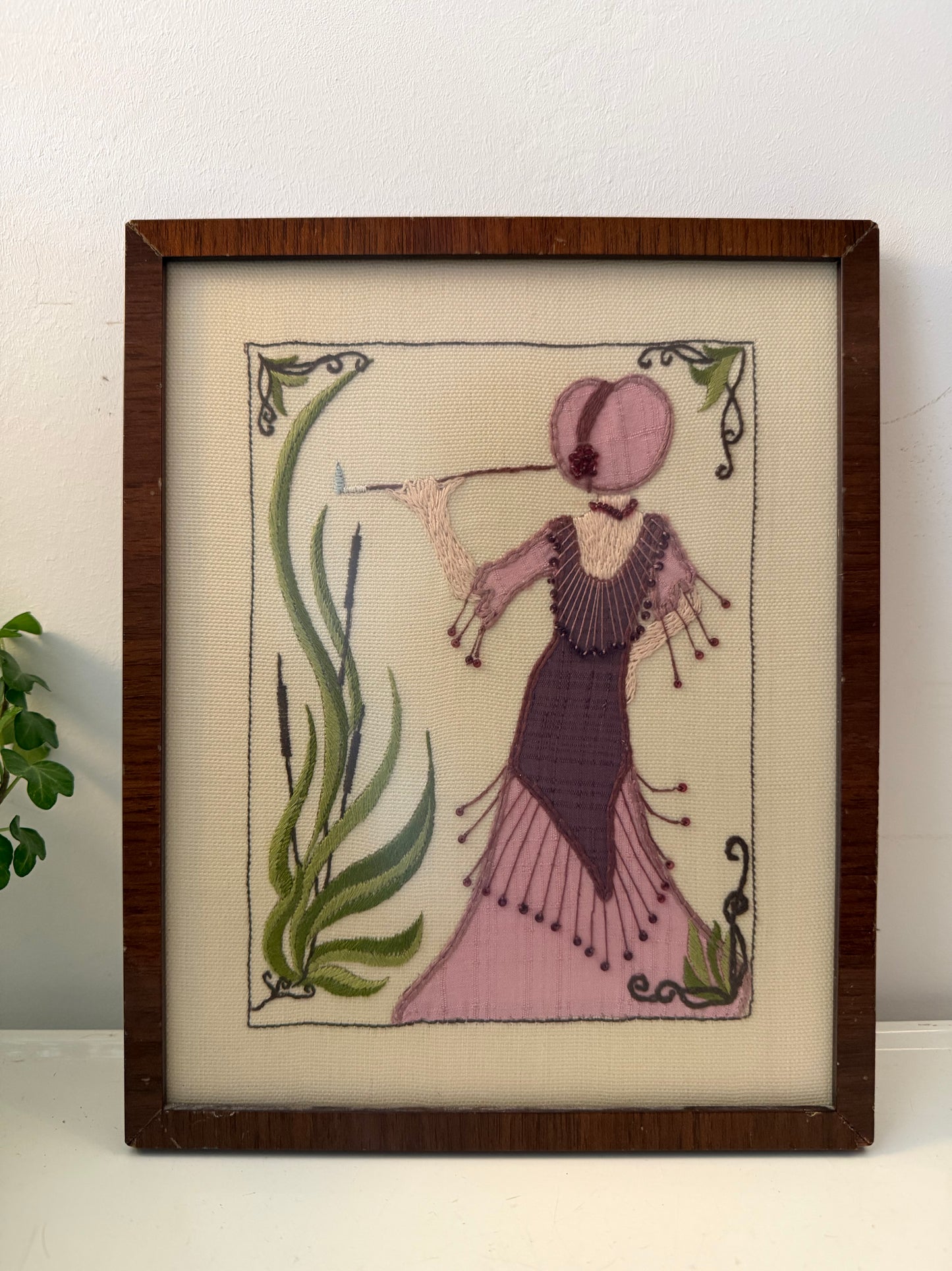 Art Deco borduurwerk in paarse tinten