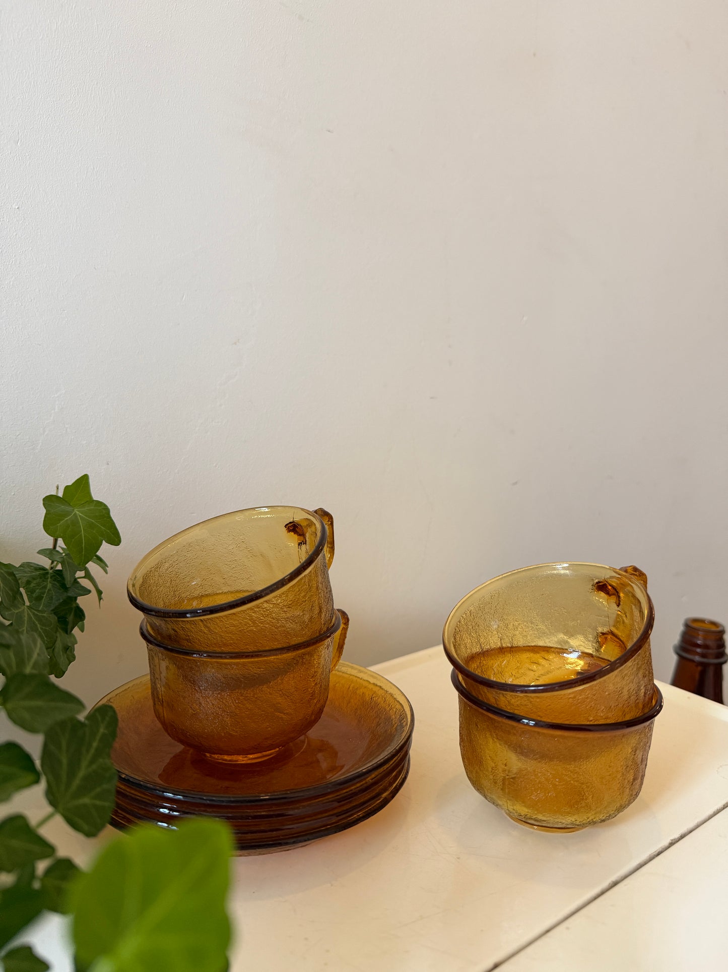 Set van 4 kop en schotels amberkleurig