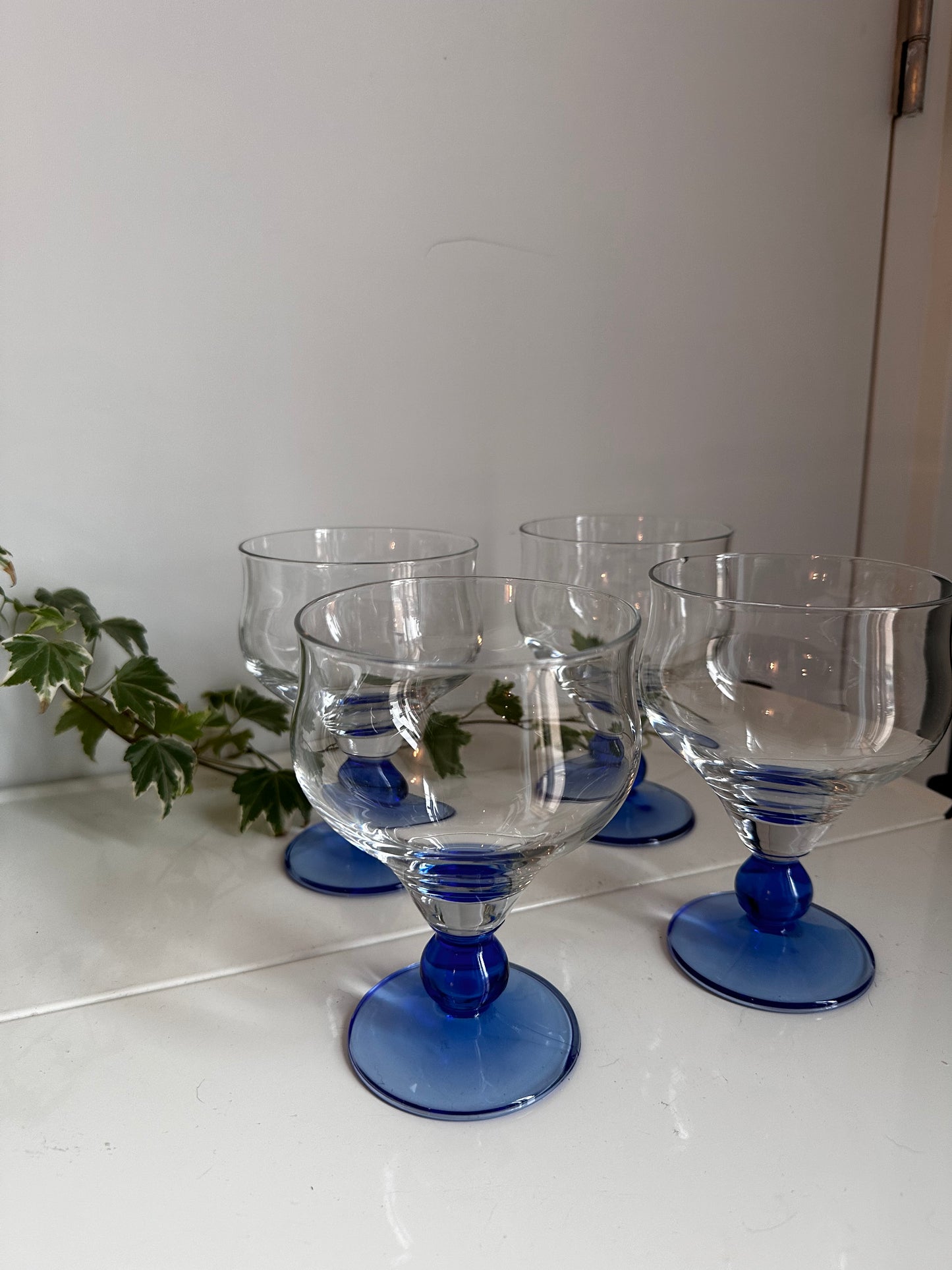 Set van 4 coupe glazen blauwe voet