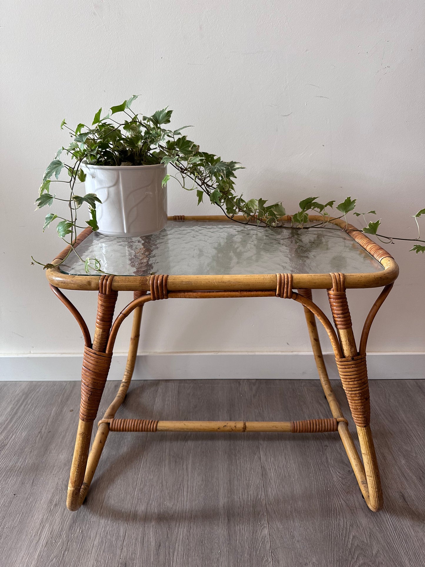 Rohe rotan bijzettafel met wolkglas