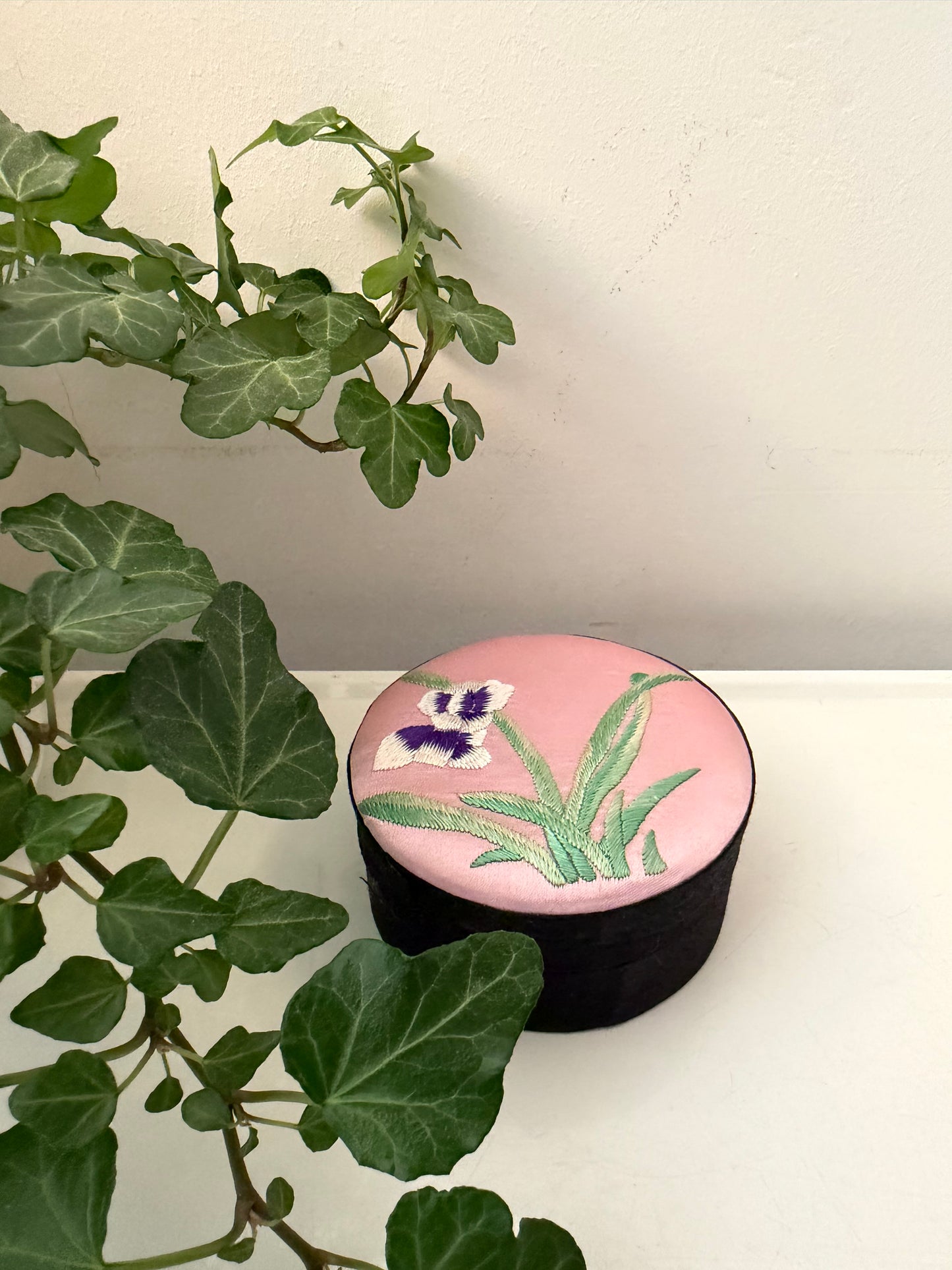 Bewaardoosje met geborduurde deksel