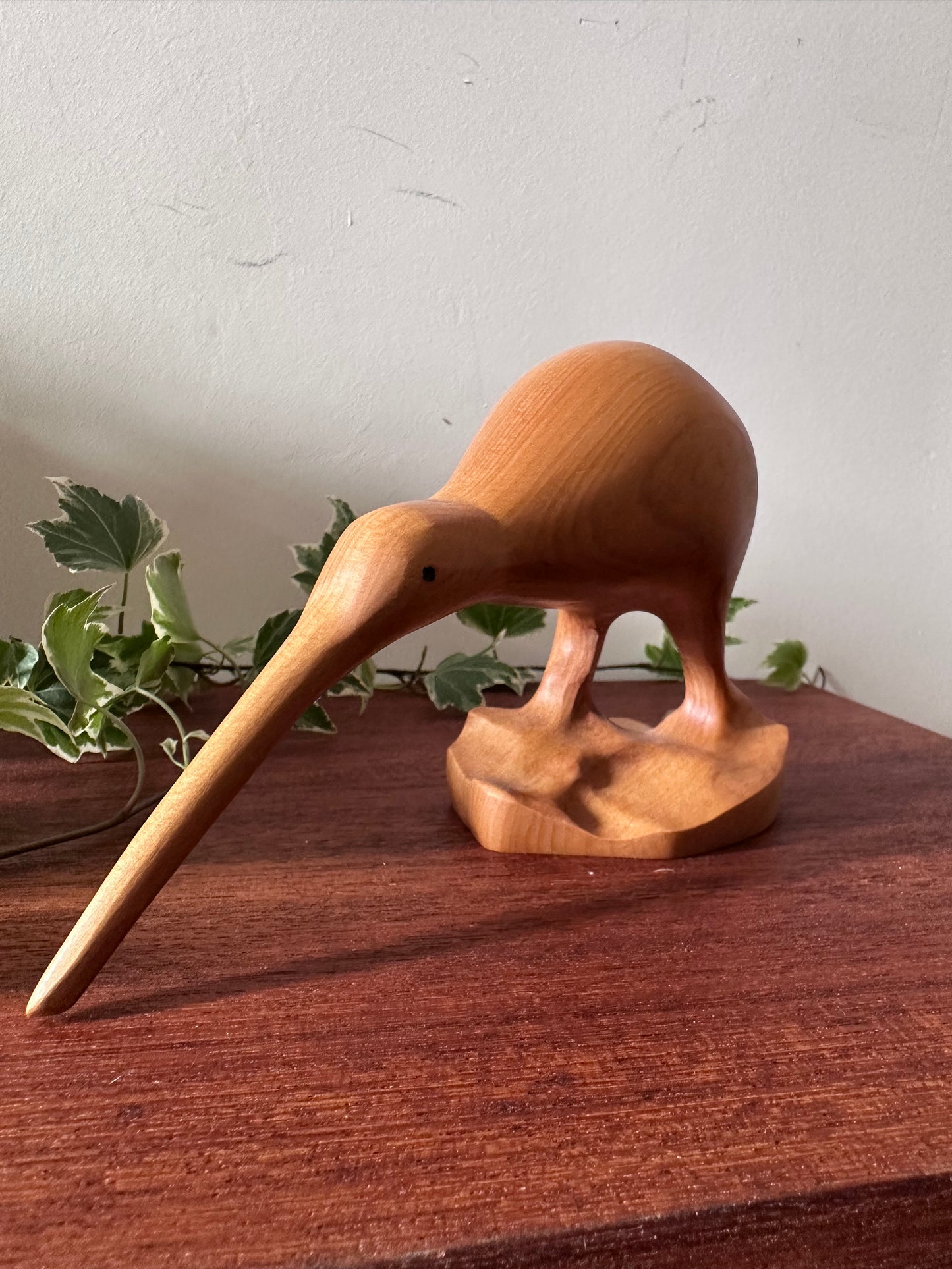 Houten beeldje kiwi vogel