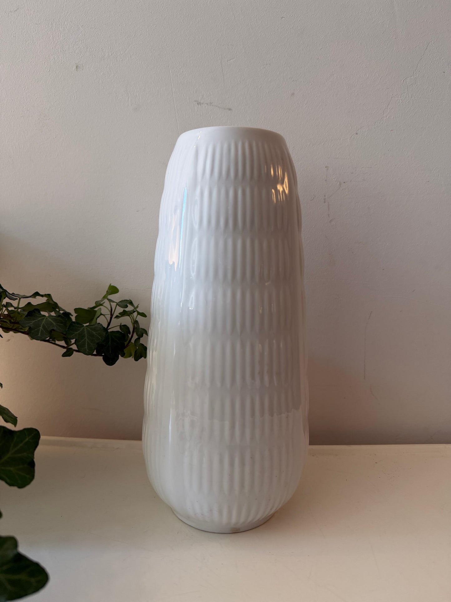 Wit porseleinen vintage vaas