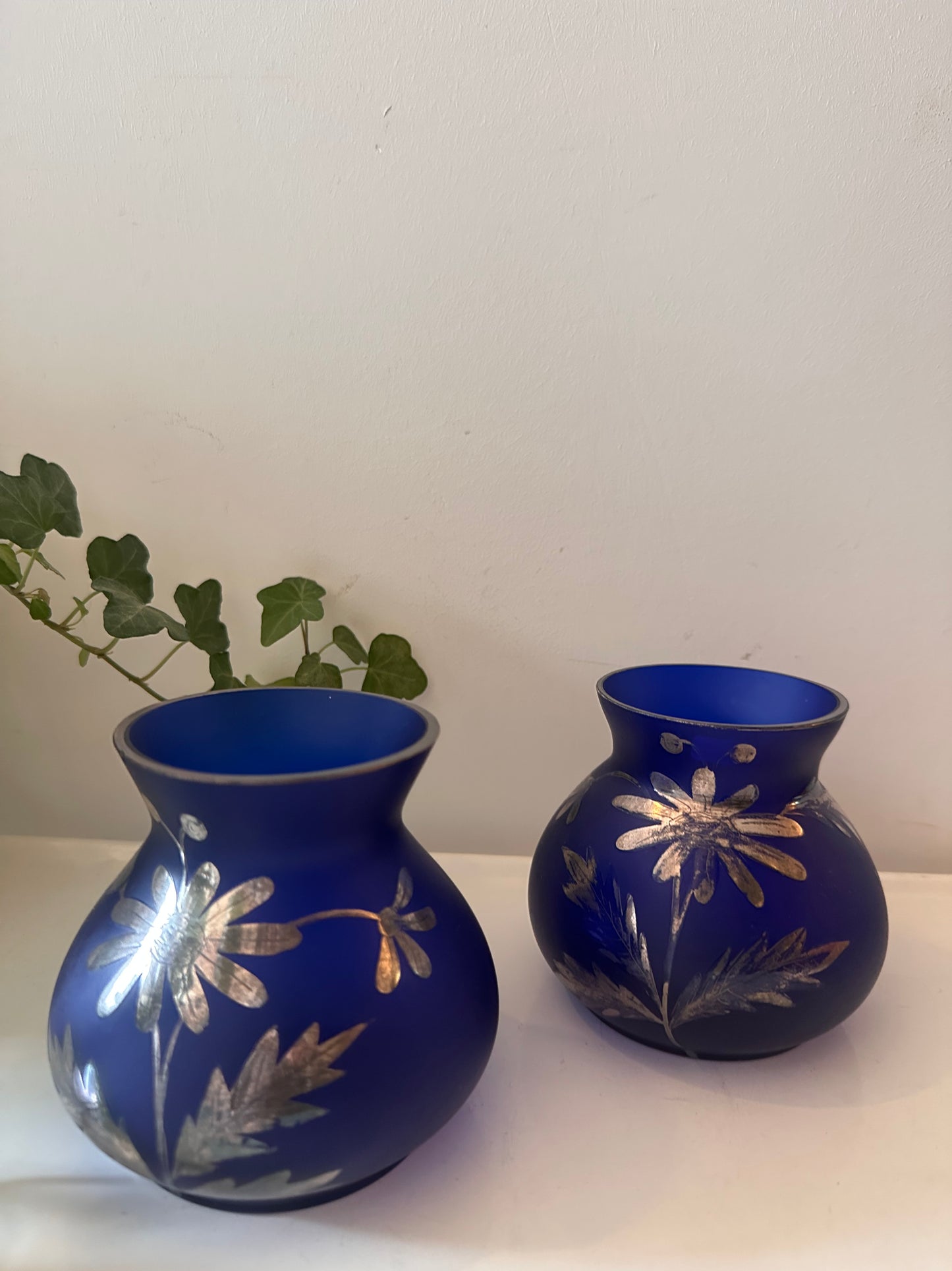 Set van twee blauw glazen vaasjes met gravure in zilver prijs is per stuk!