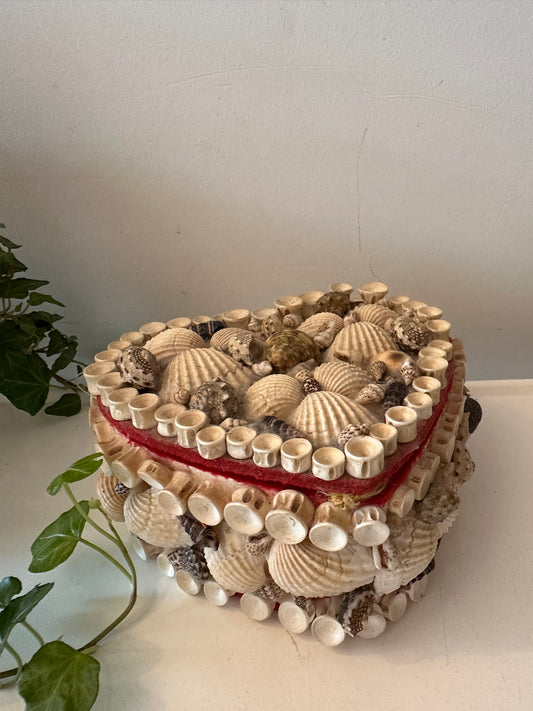 Sieradendoosje met schelpen hartvorm
