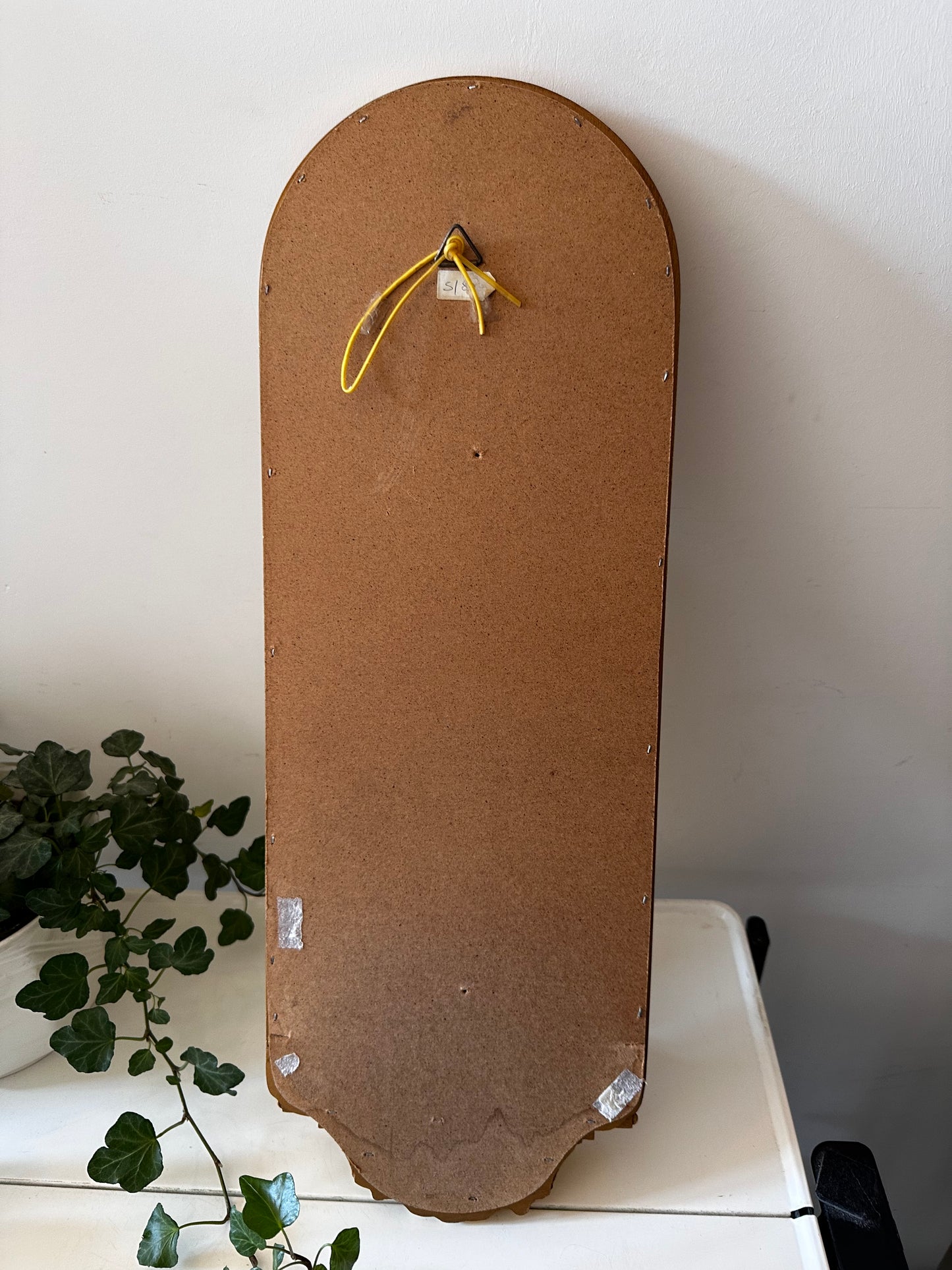 Goudkleurige spiegel met plankje