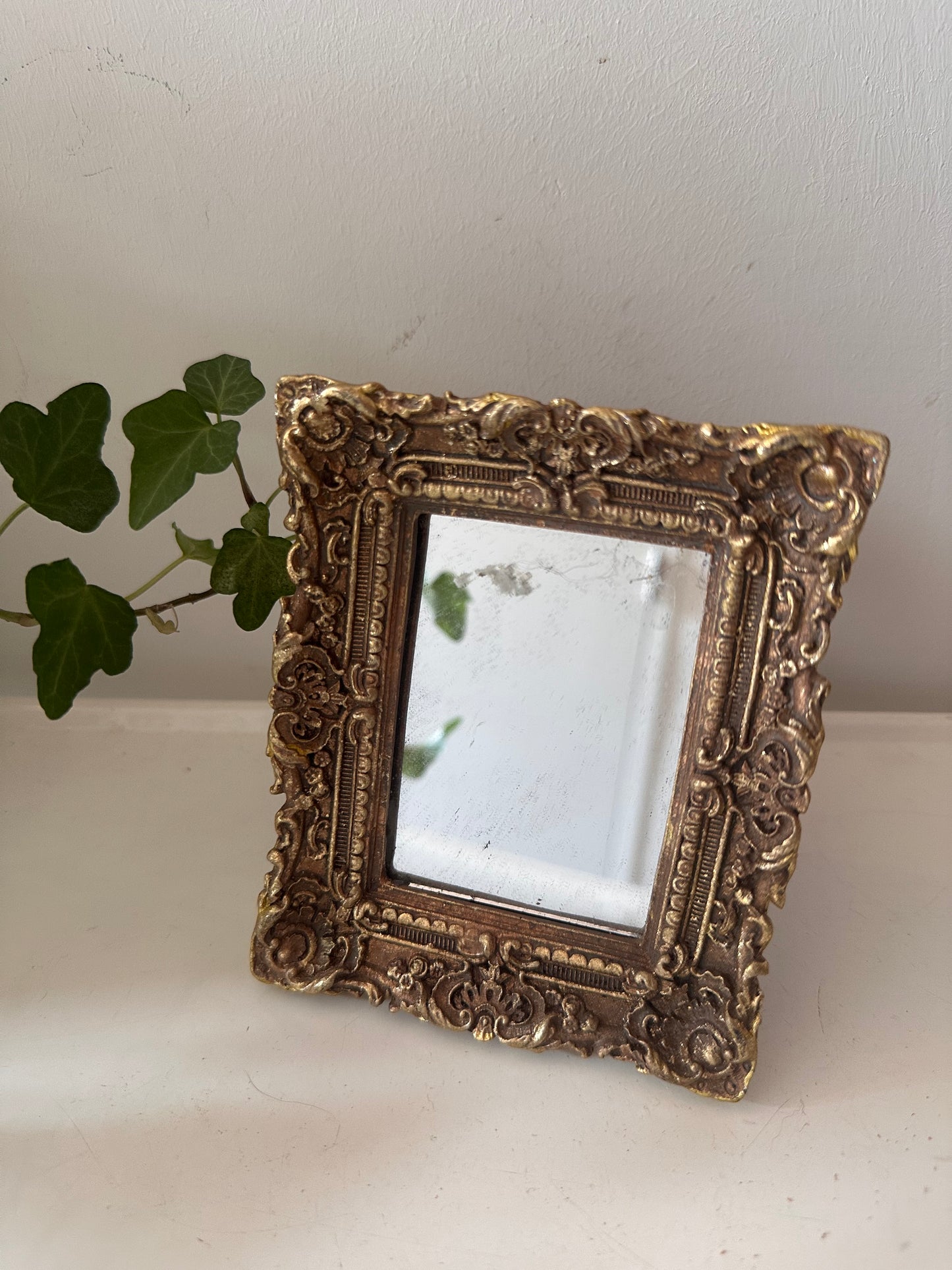 Spiegel in barok lijstje