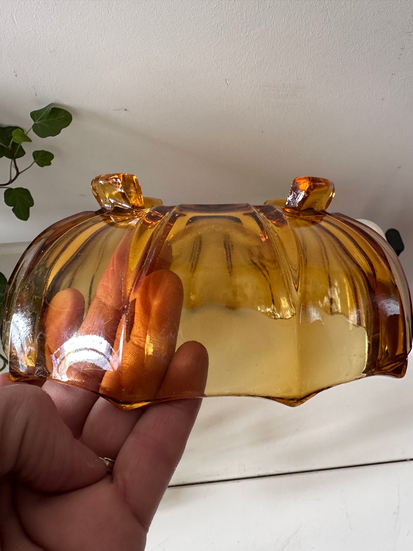 Amberkleurige vintage schaal