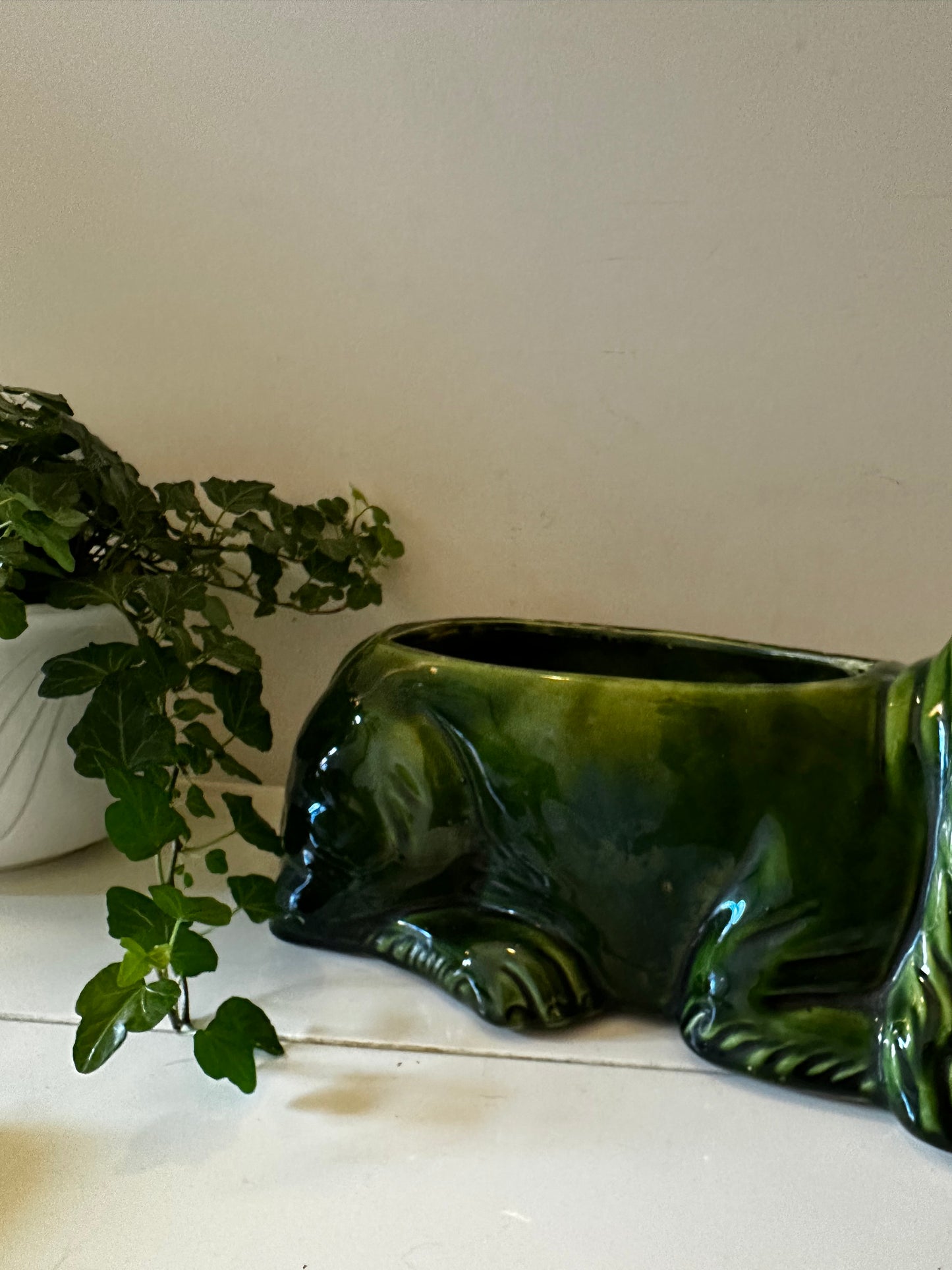 Keramieken bloempot in de vorm van een hond