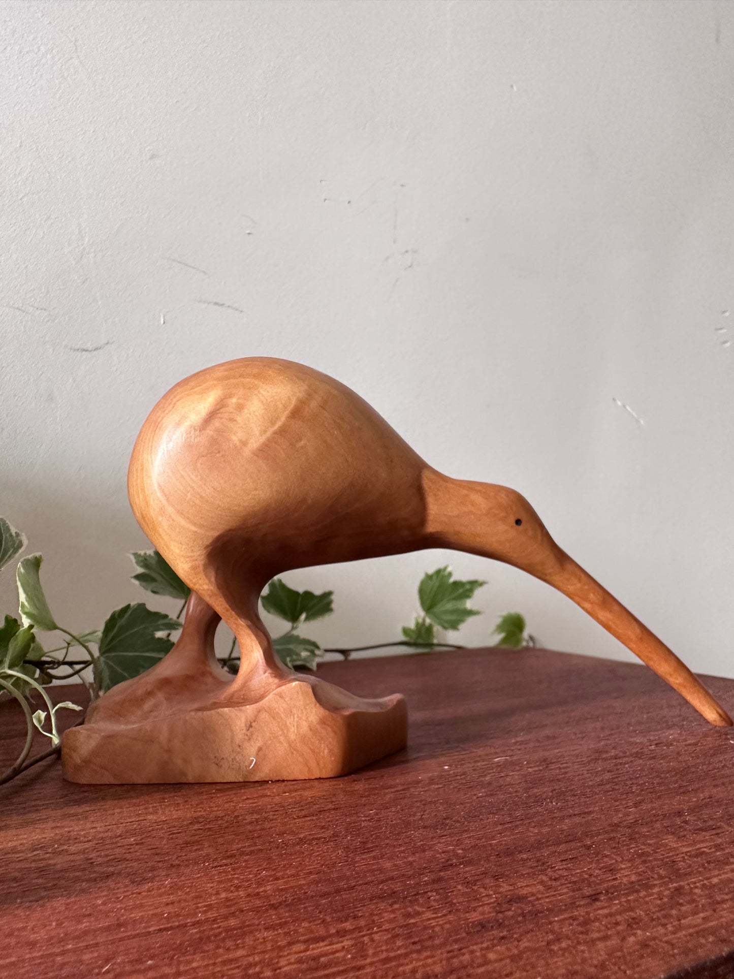 Houten beeldje kiwi vogel