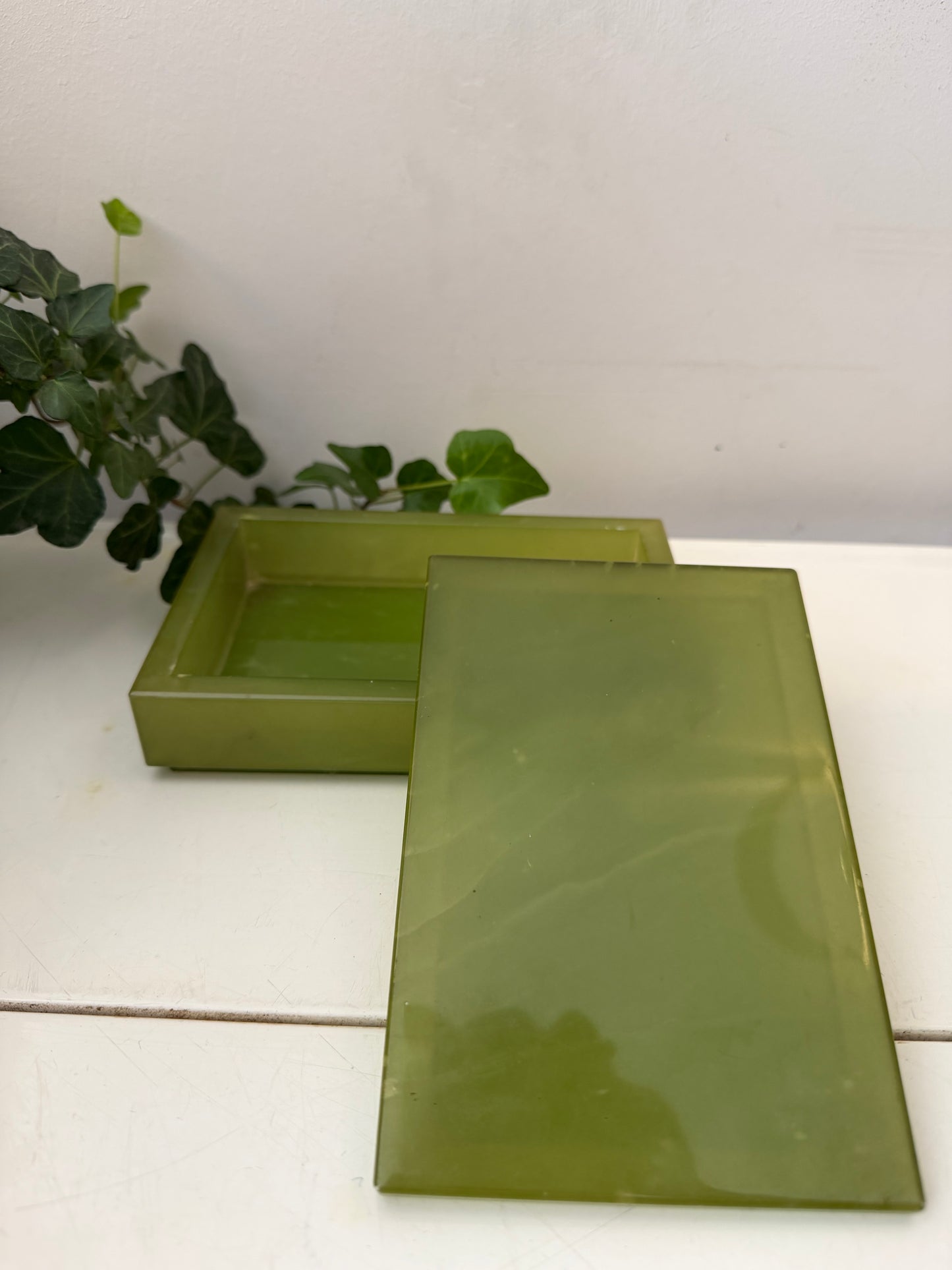 Stenen bewaardoosje met groen gemarmerde tint