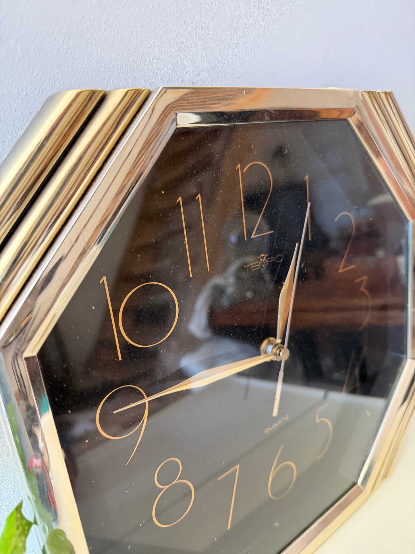 Jaren 80 wandklok zwart met goudkleur