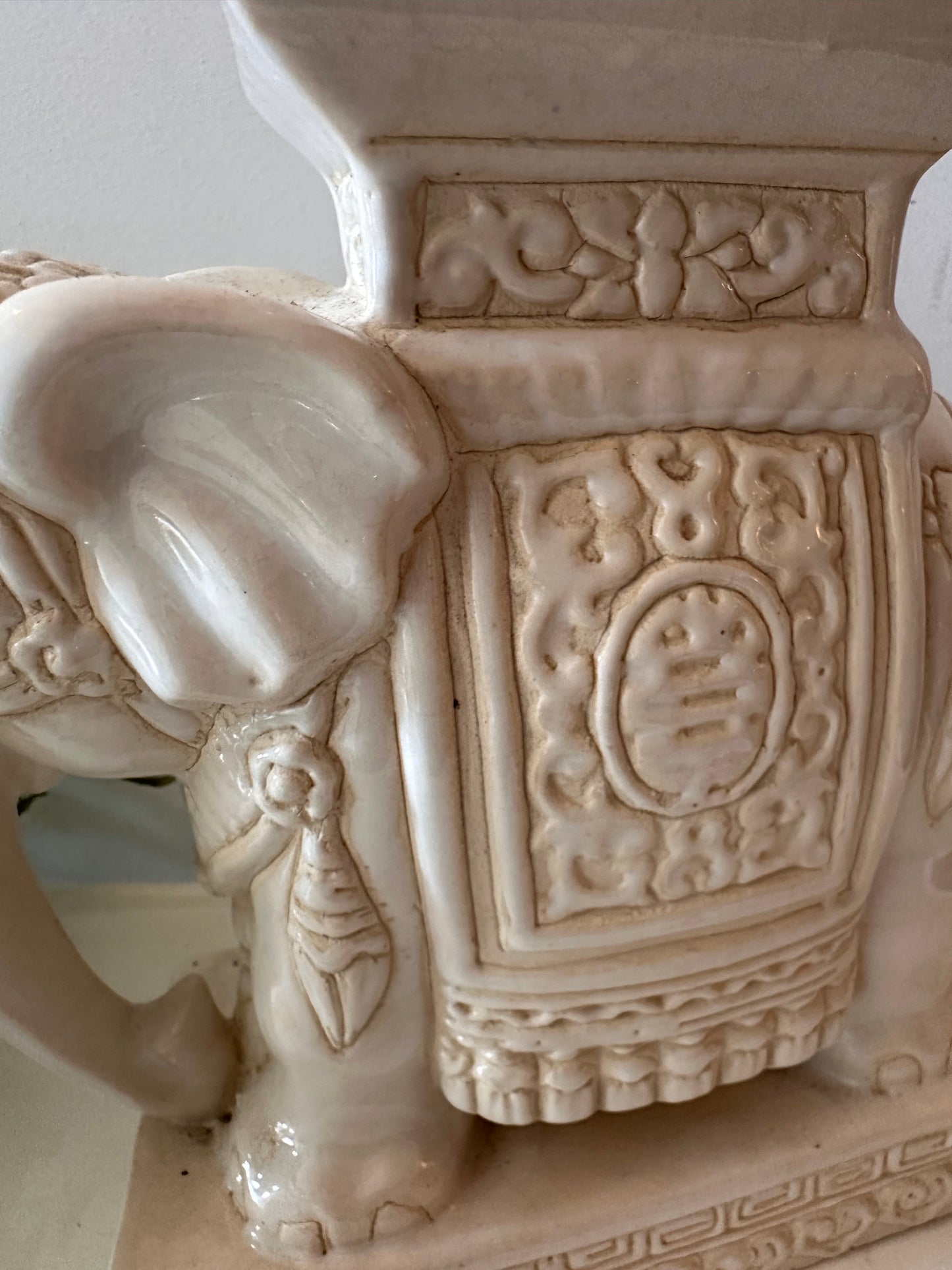 Klein keramieken plantentafeltje olifant