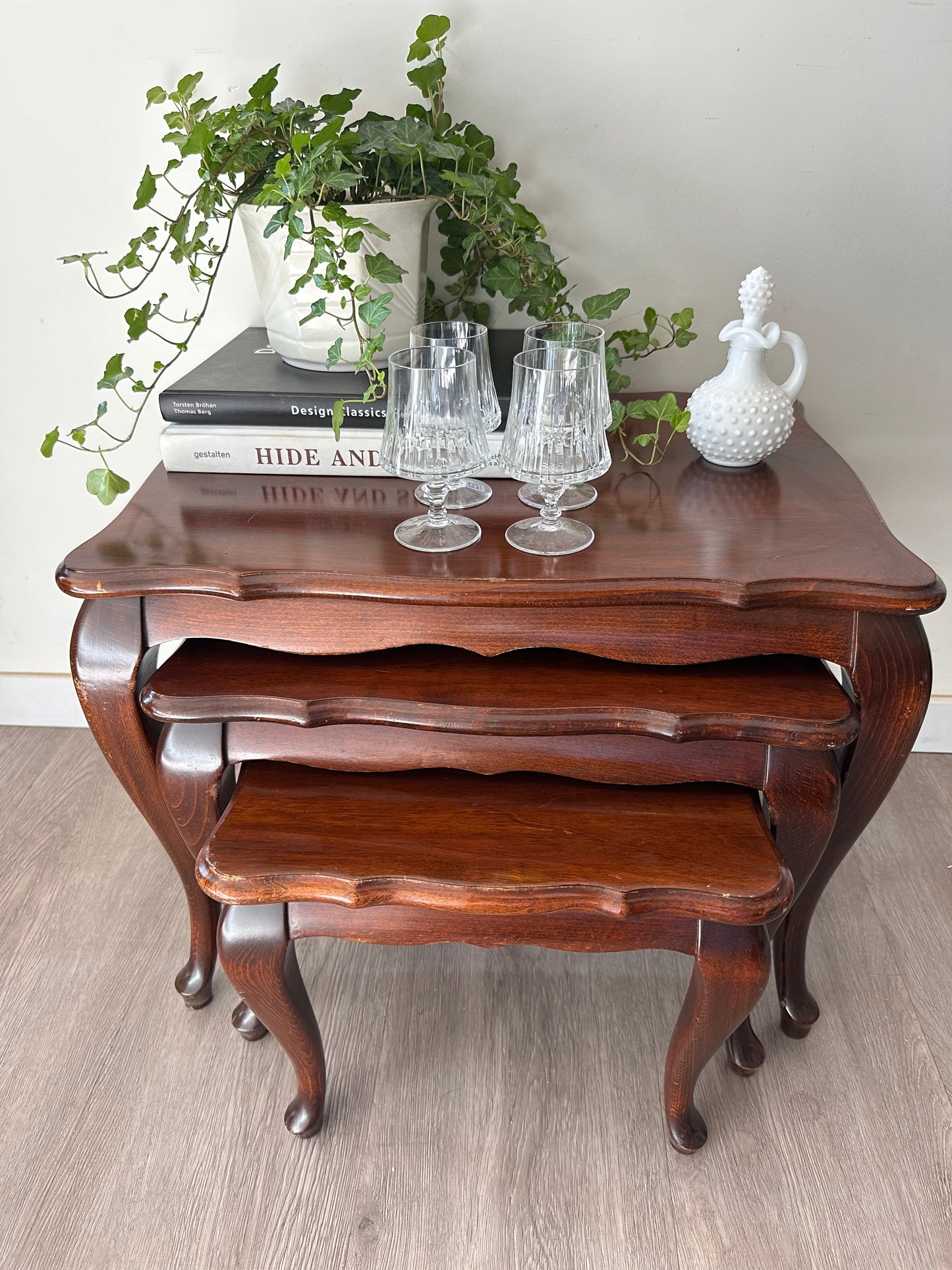 Nesting tables queen Ann stijl