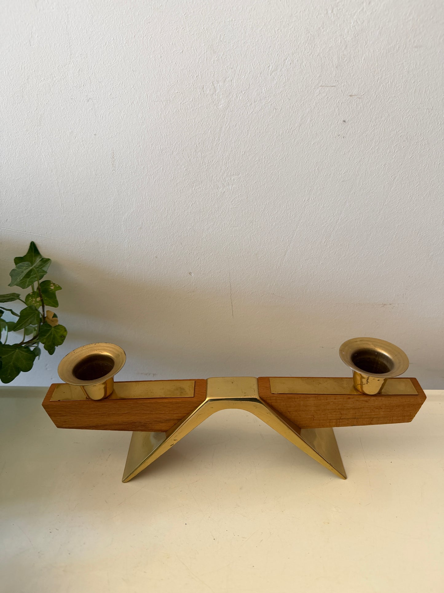 Brutalistische kandelaar van teak en messing