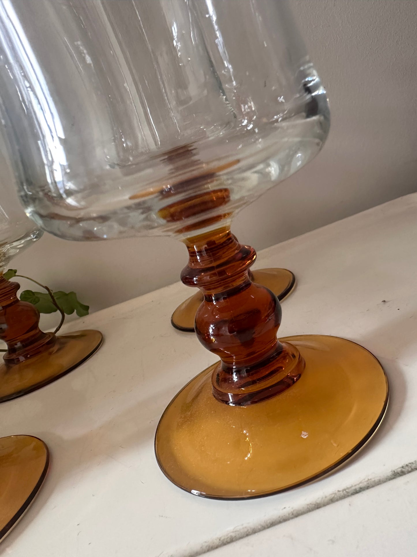 Set van 4 wijnglazen met amberkleurige voet