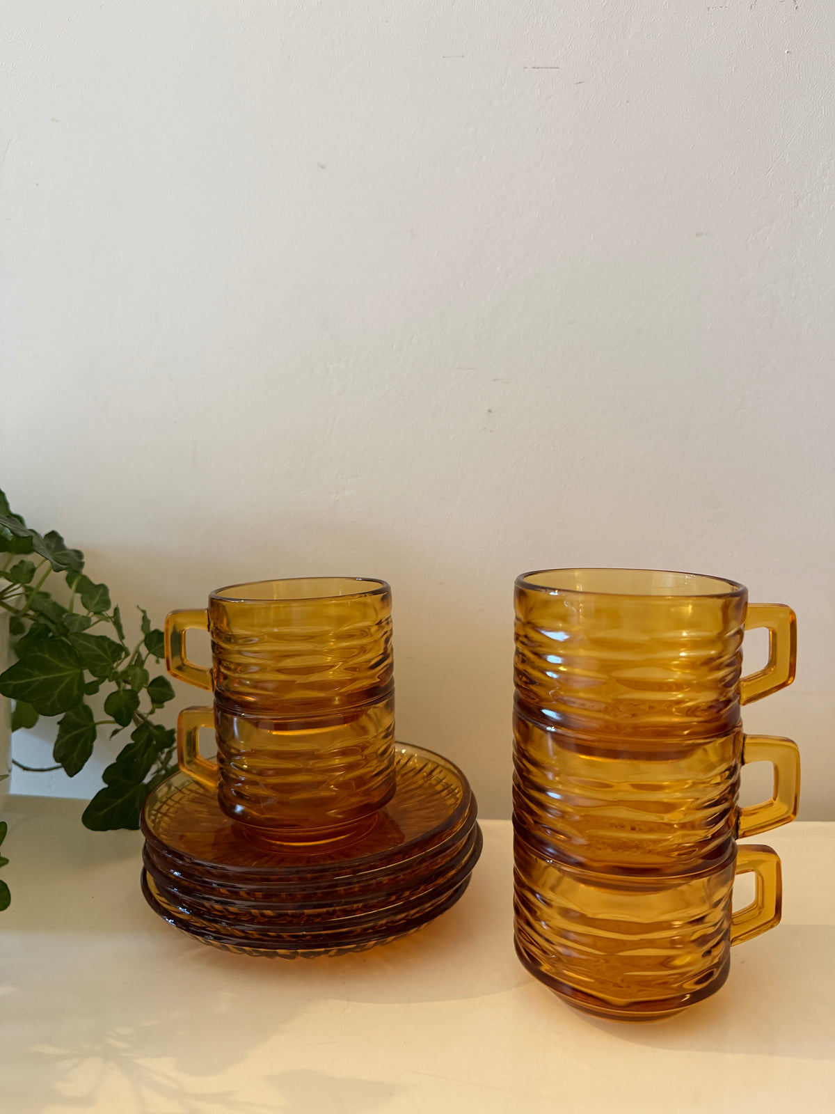 Set van 5 amberkleurige espresso kop en schotels