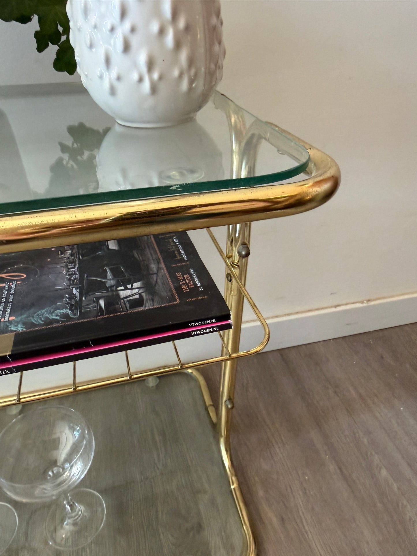 Hollywood Regency bijzettafeltje van messing en glas