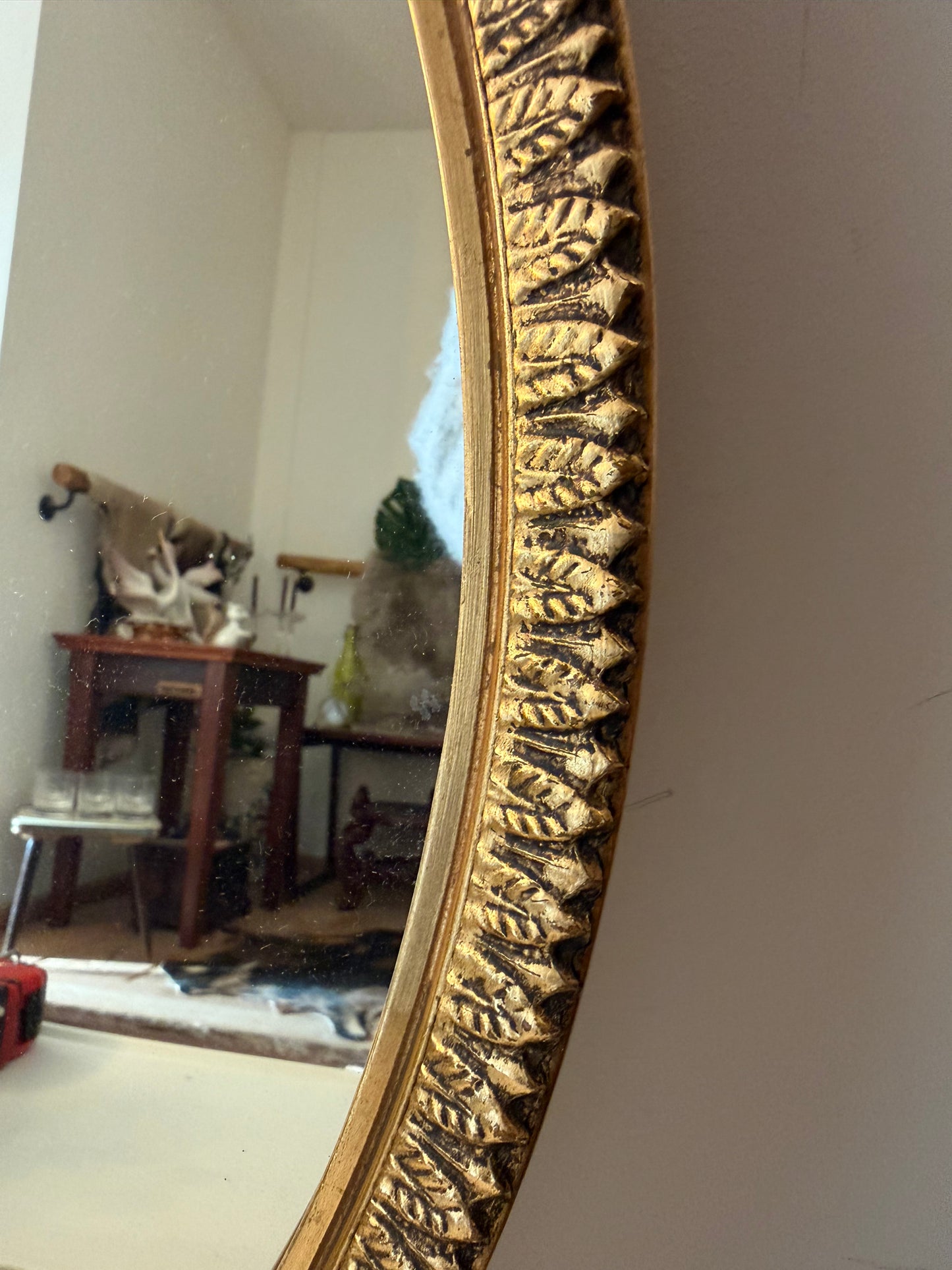 Ovale spiegel met goudkleurige lijst