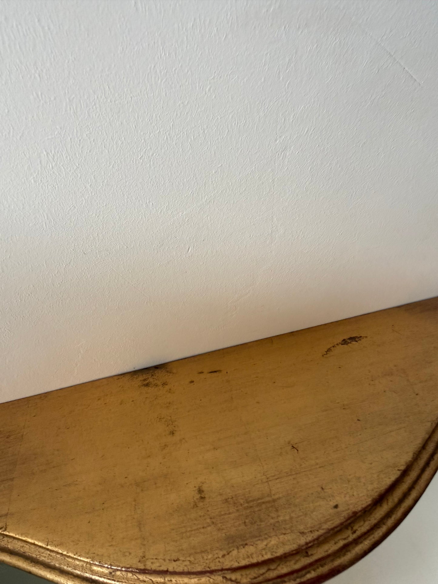 Goudkleurige wandconsole