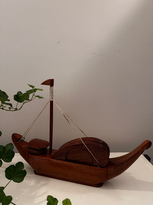 Jaren 50 onderzetters in houten bootje