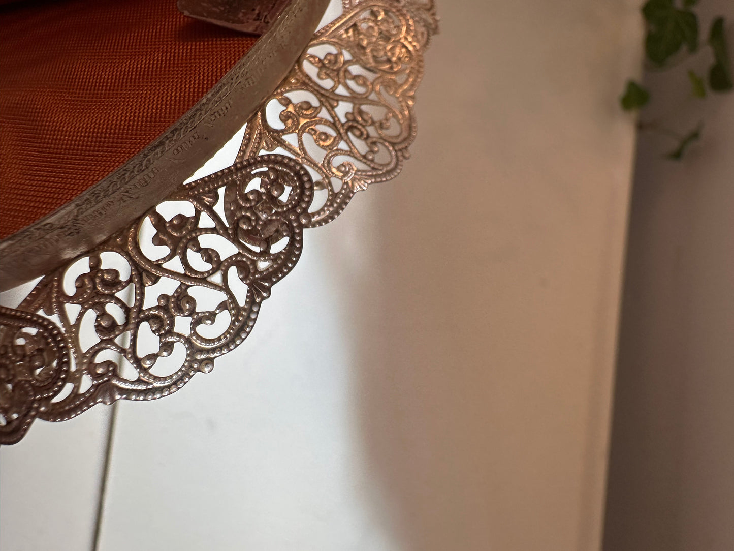 Opengewerkt ovaal fotolijstje op pootje