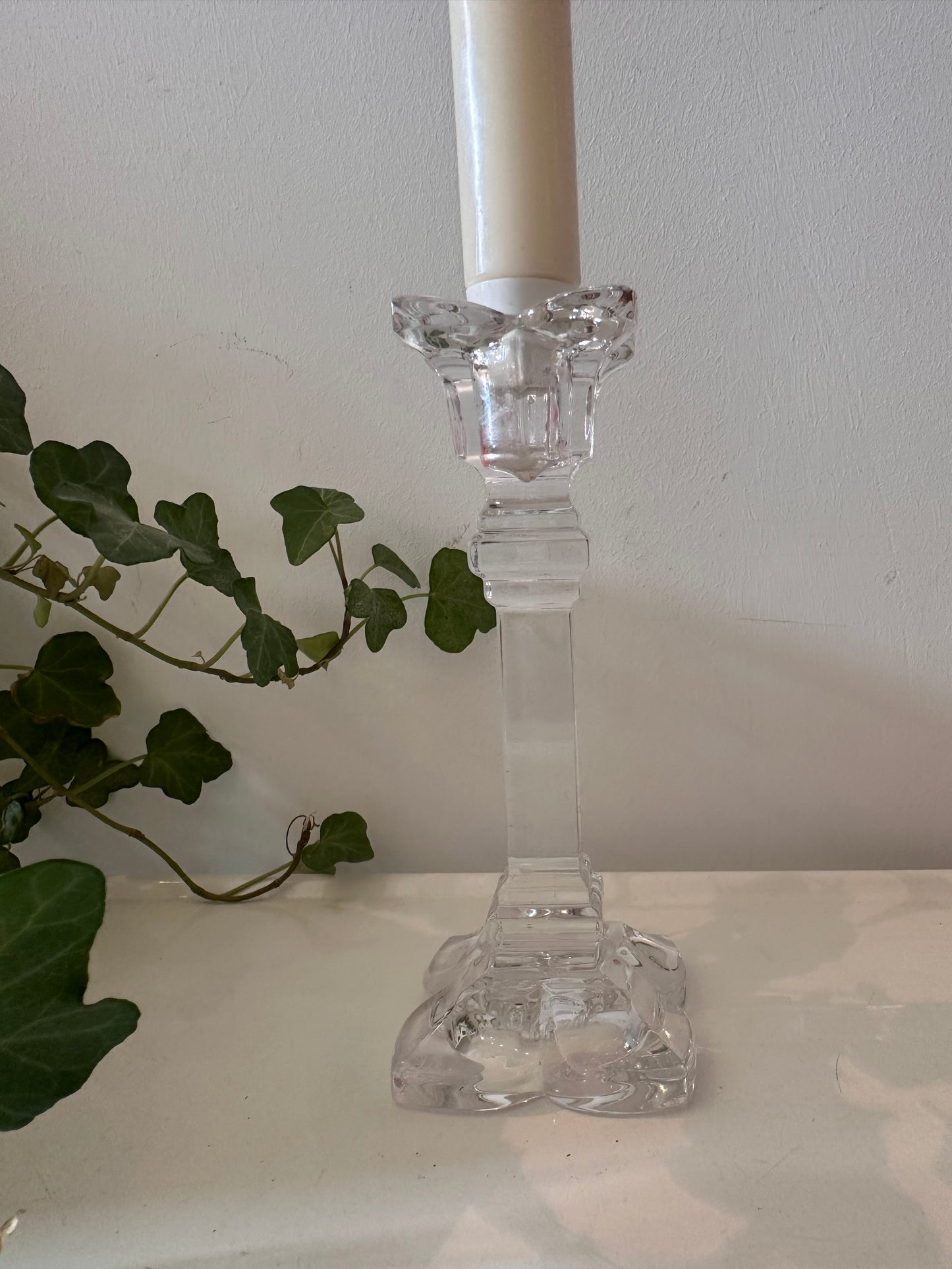 Vintage glazen kandelaar op sierlijke voet